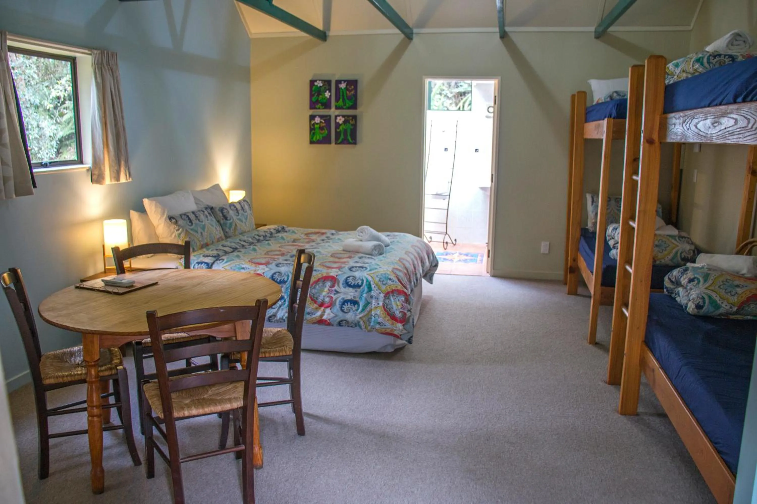 Photo of the whole room, Bed in River Valley Lodge