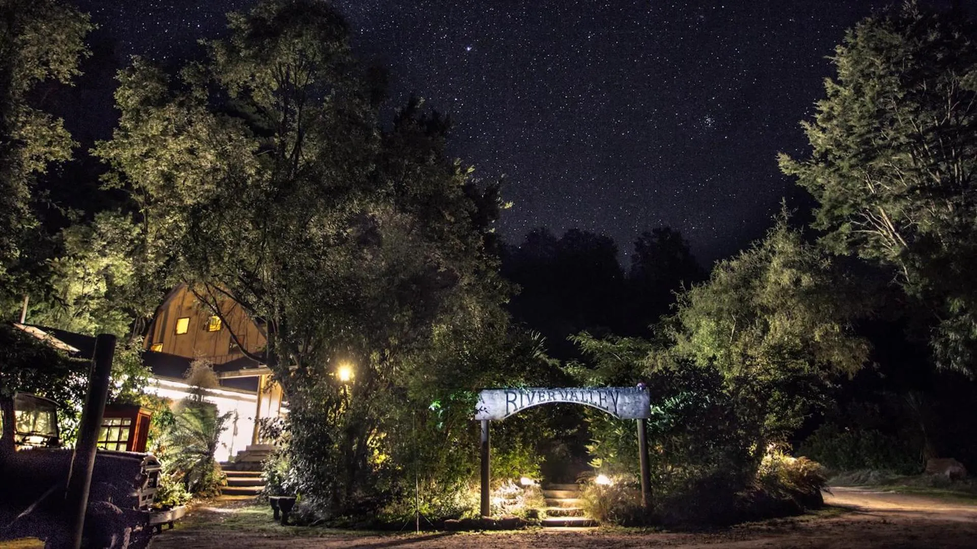 Facade/entrance in River Valley Lodge