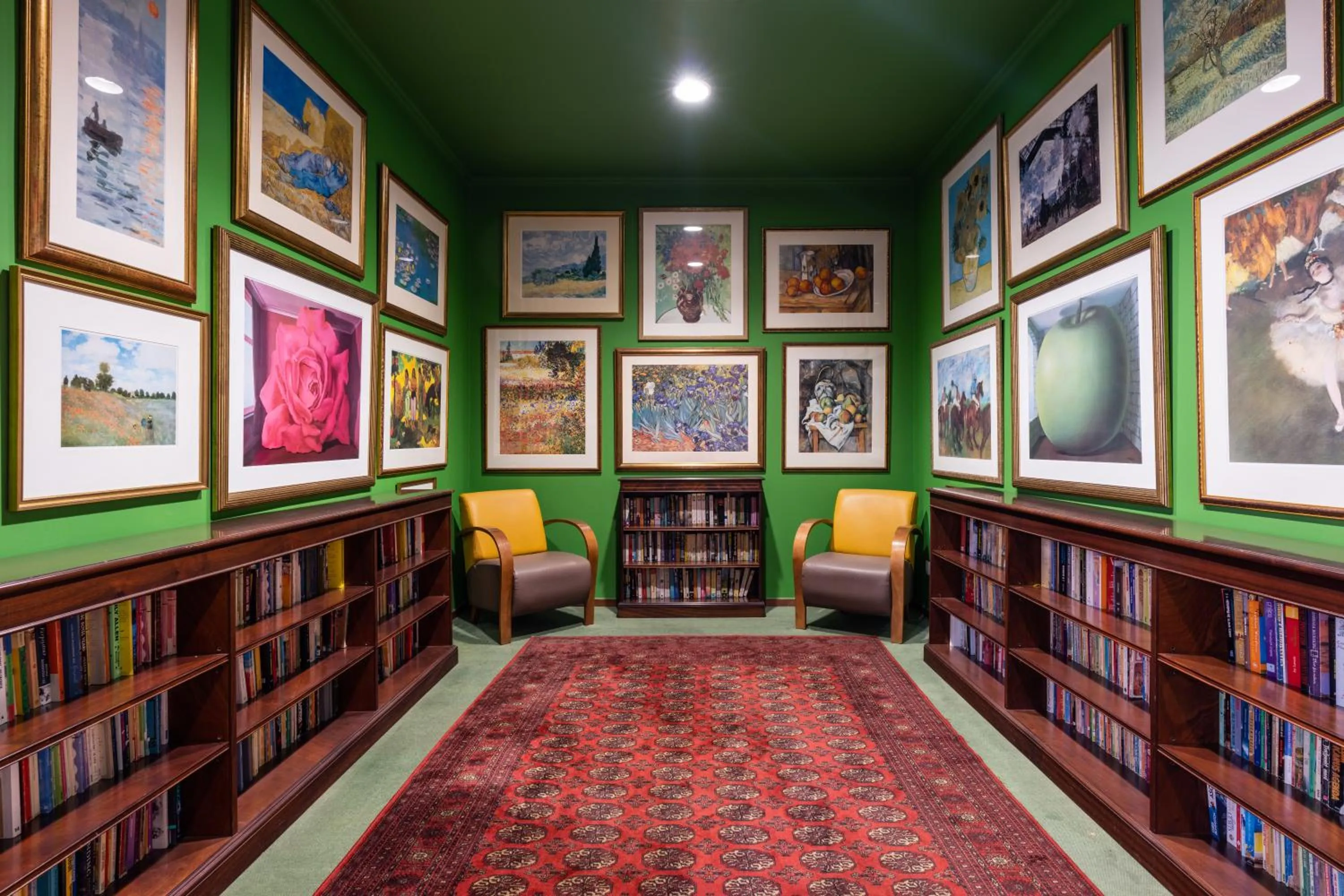 Lounge or bar in Hotel Girassol - Suite Hotel