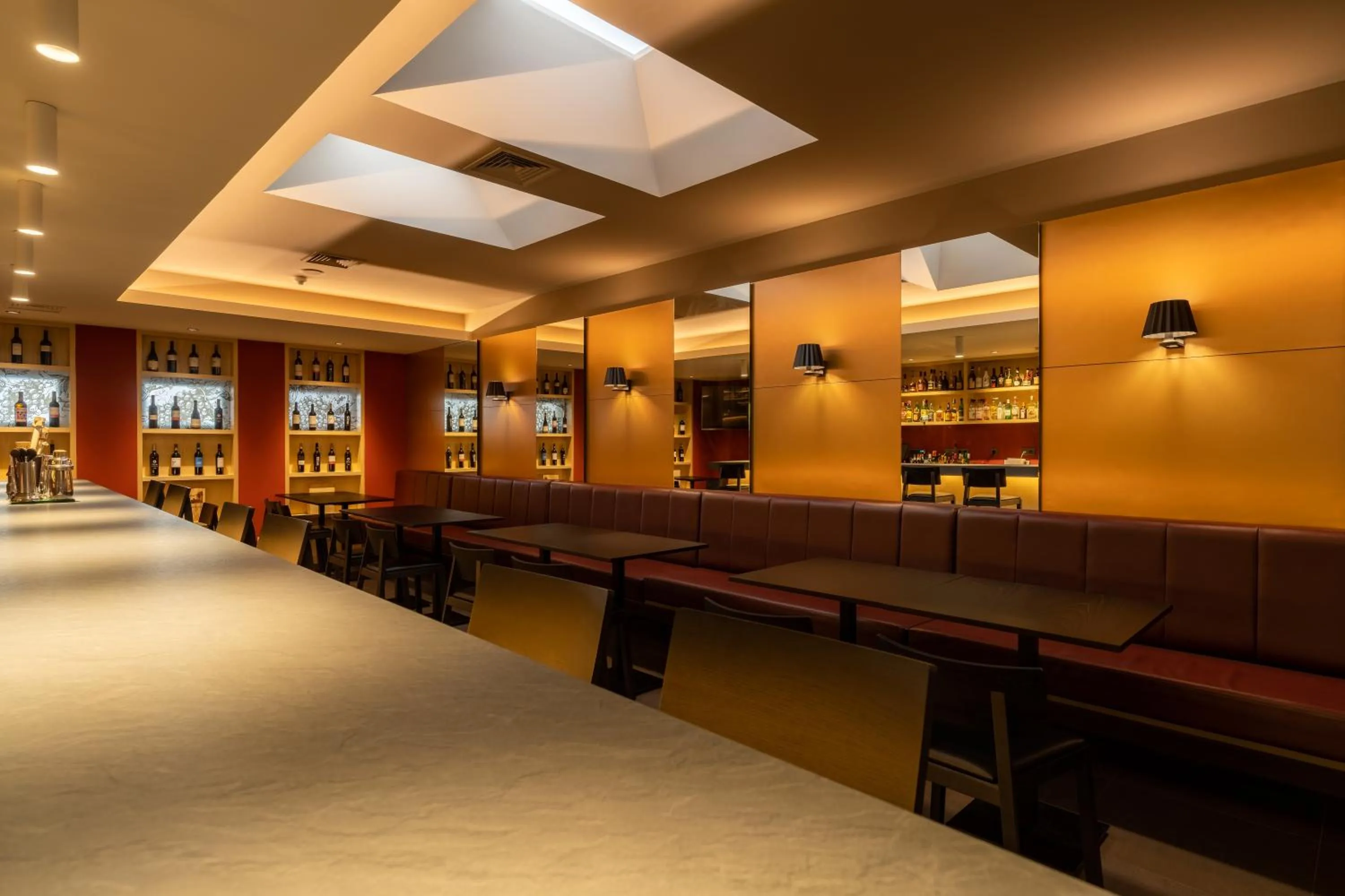 Lounge or bar in Hotel Girassol - Suite Hotel