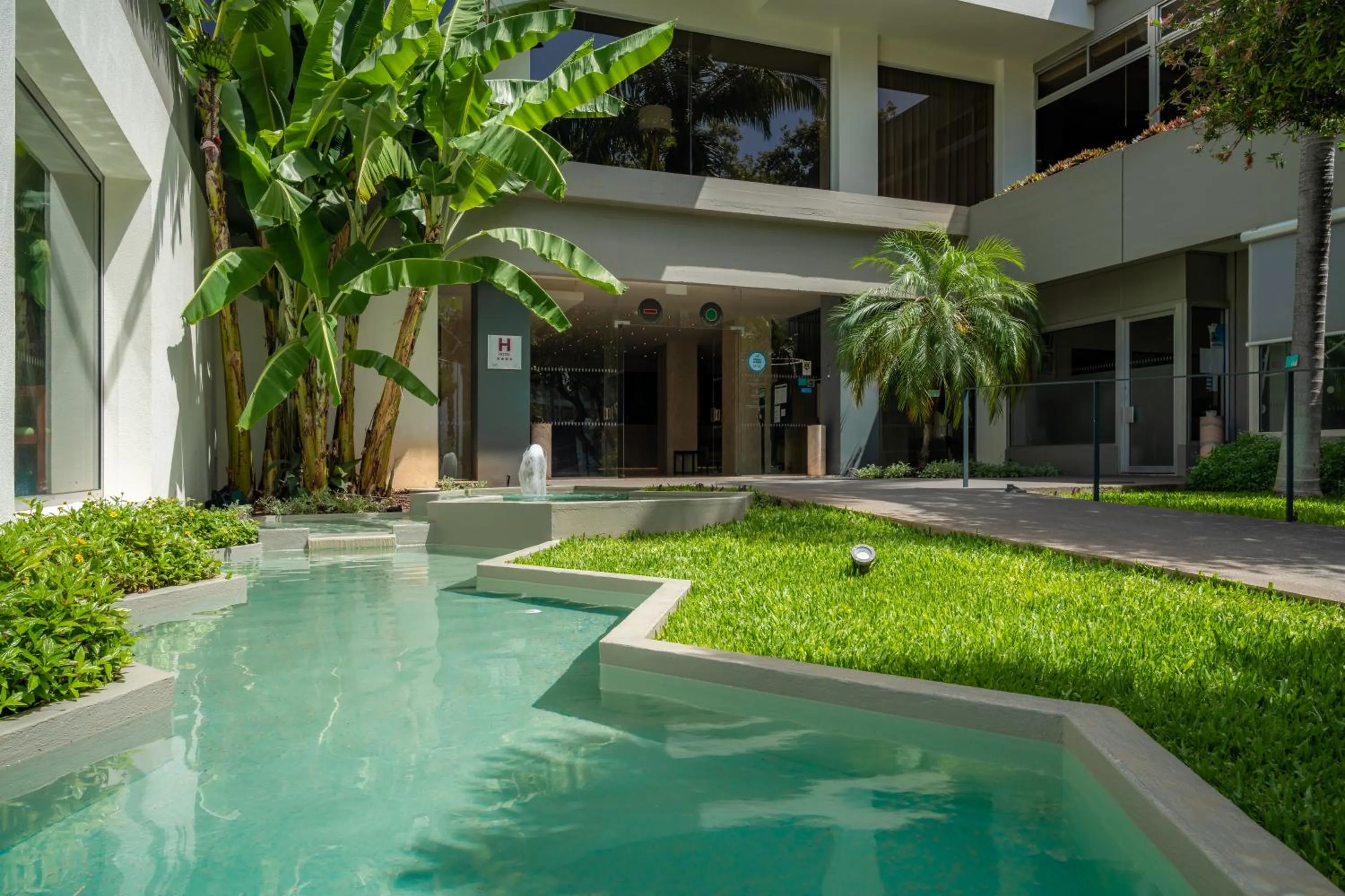 Facade/entrance in Hotel Girassol - Suite Hotel