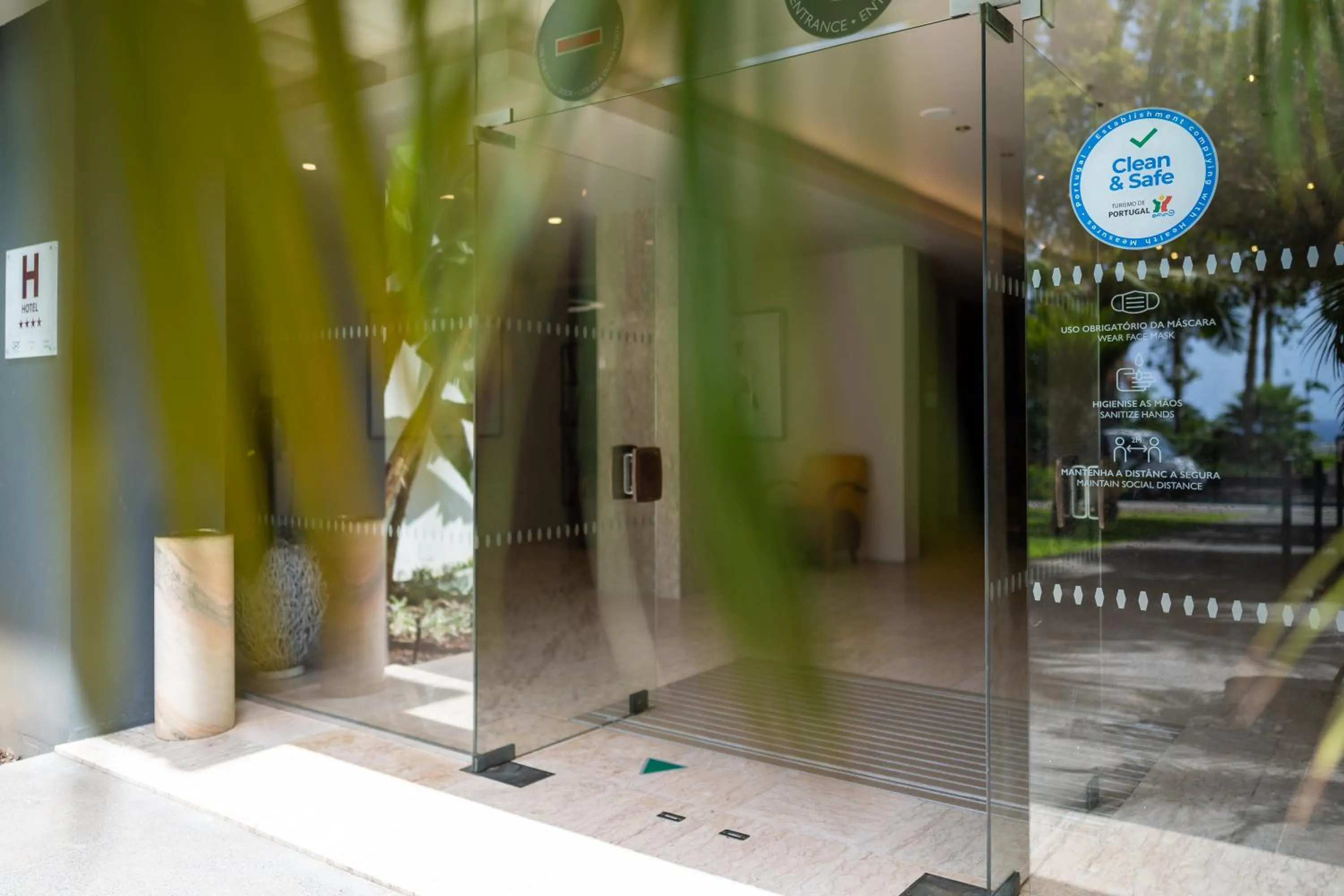 Facade/entrance in Hotel Girassol - Suite Hotel