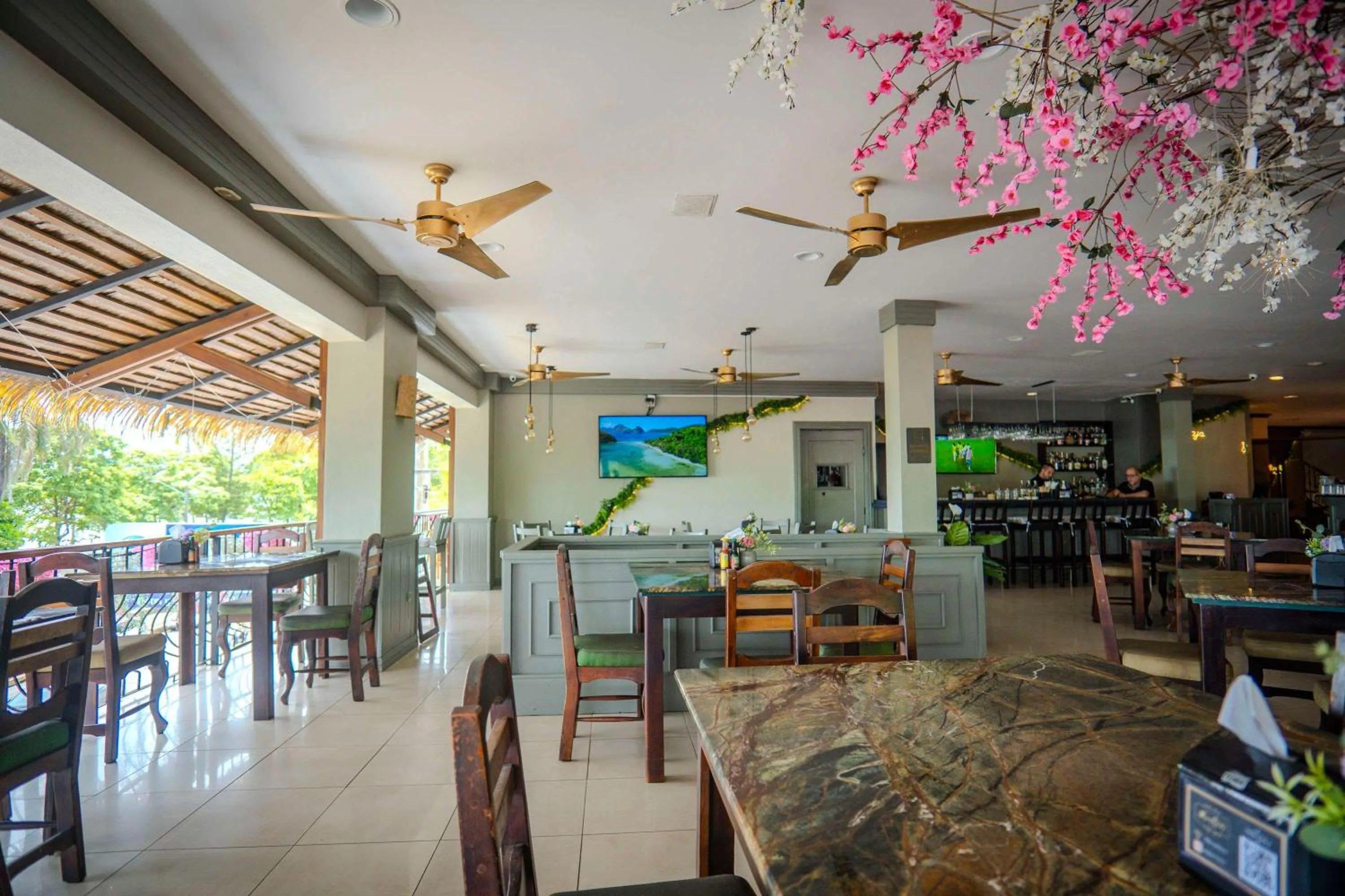 Restaurant/places to eat in Best Western Hotel & Casino Kamuk