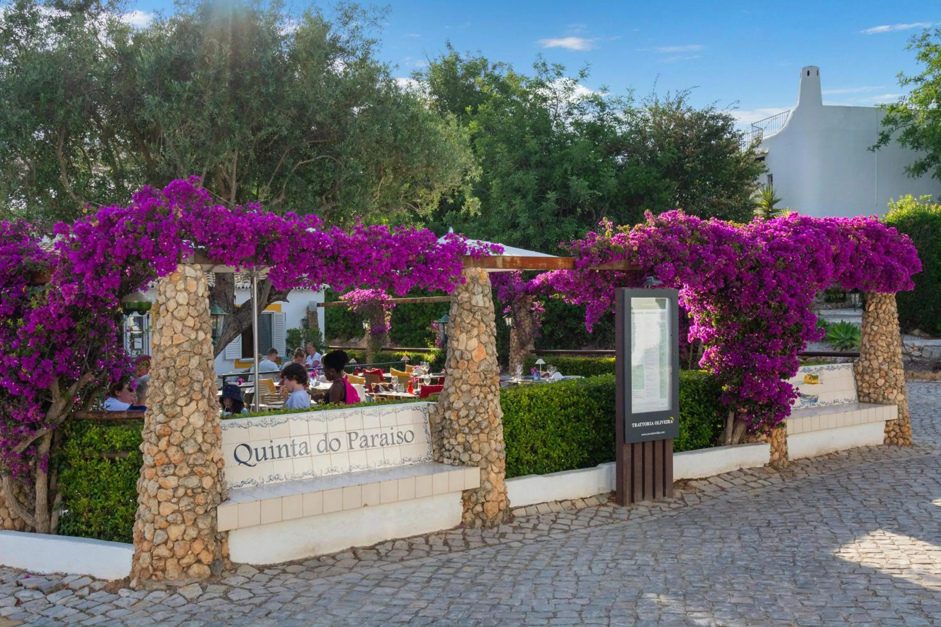 Restaurant/places to eat in Quinta Do Paraiso - AL