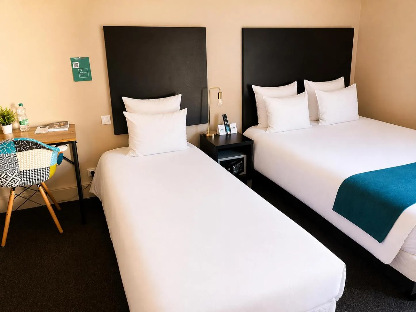Bed in Logis Hotel restaurant de la Poste