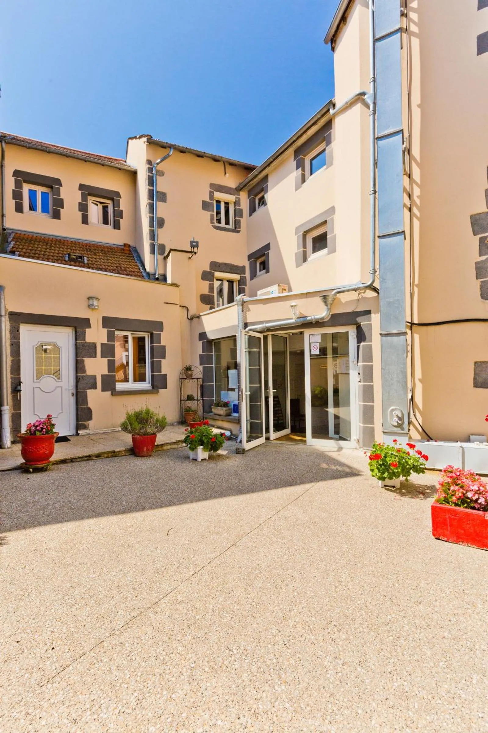 Inner courtyard view in Logis Hotel restaurant de la Poste