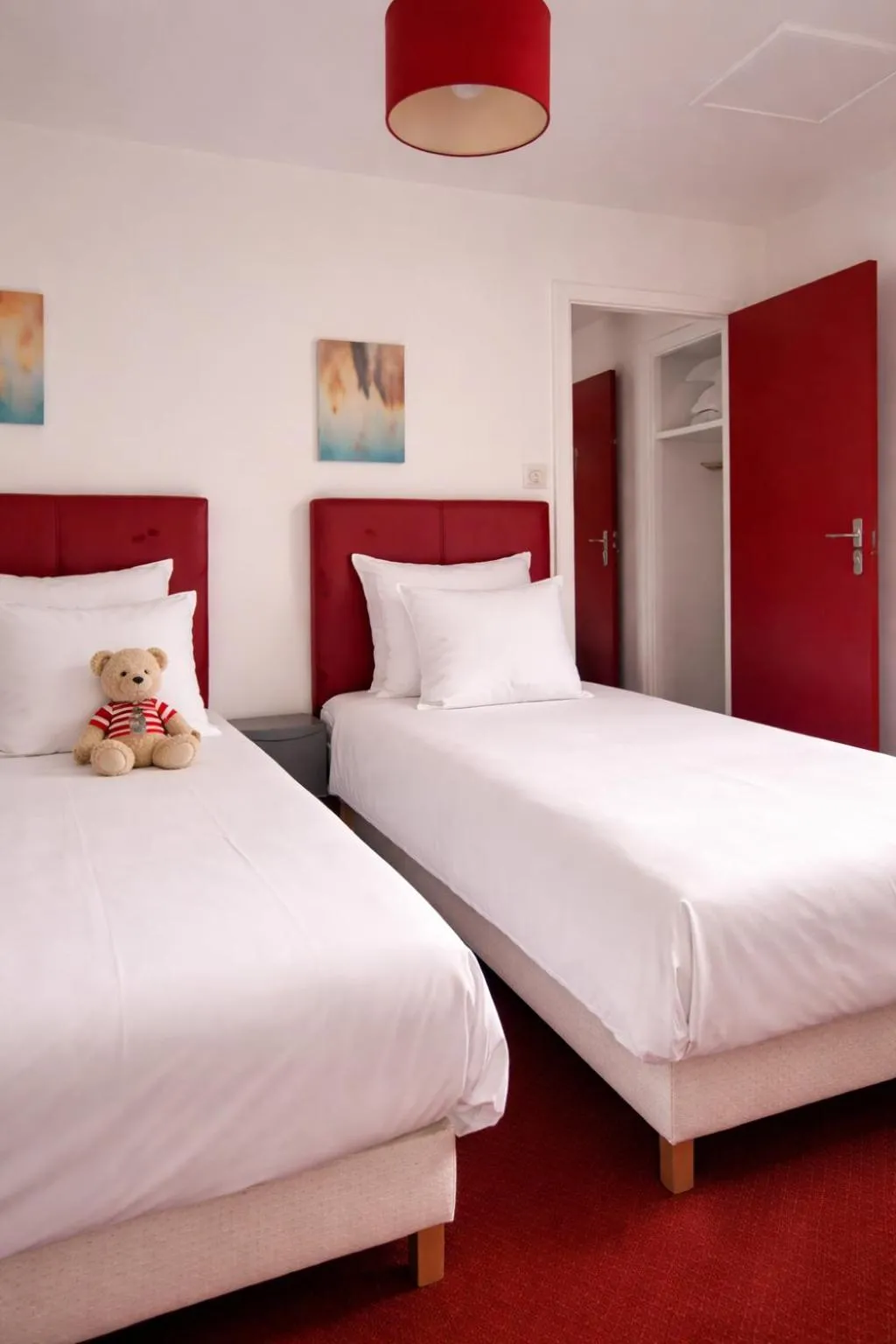 Bed in Logis Hotel restaurant de la Poste