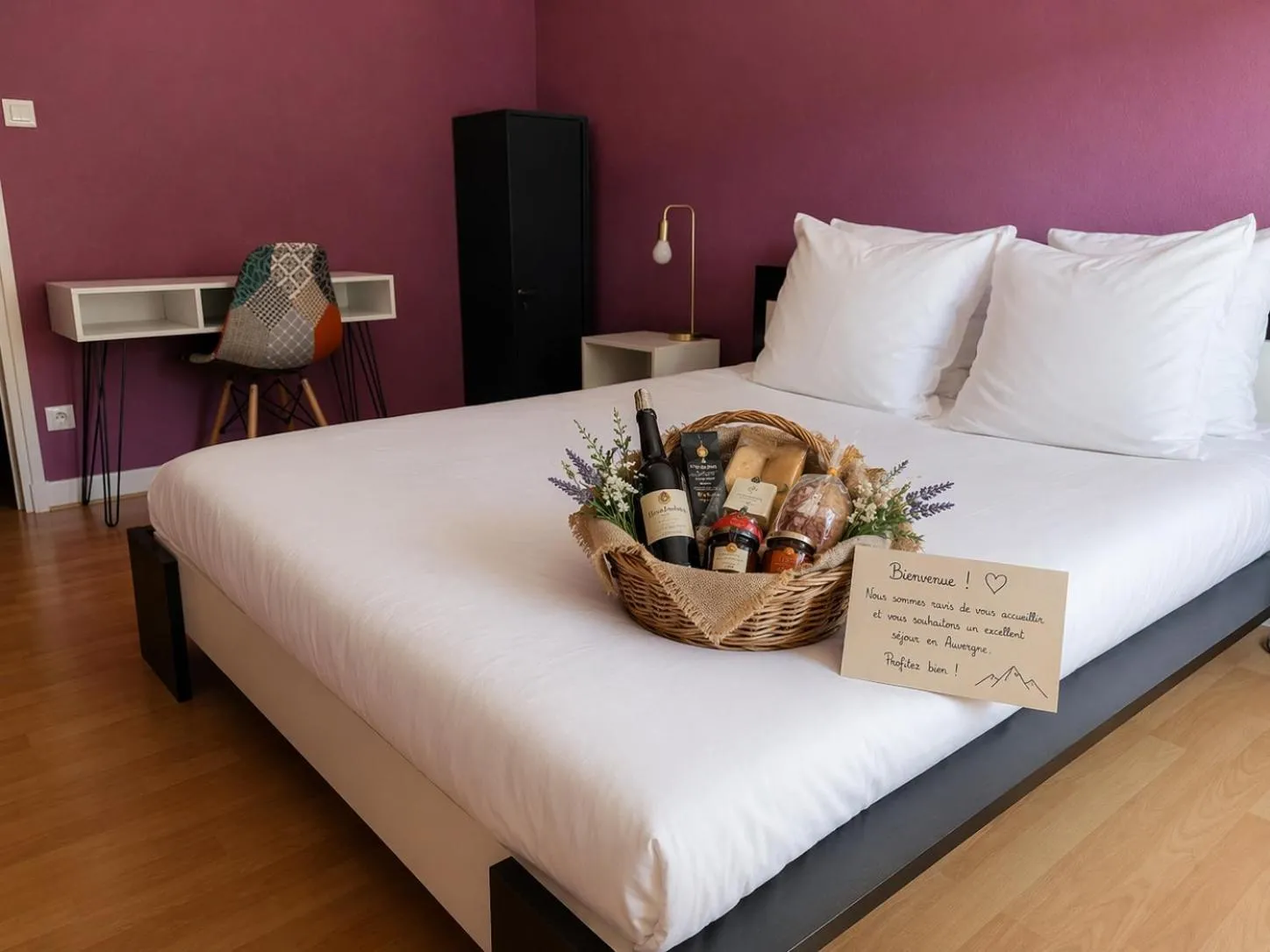 Bed in Logis Hotel restaurant de la Poste