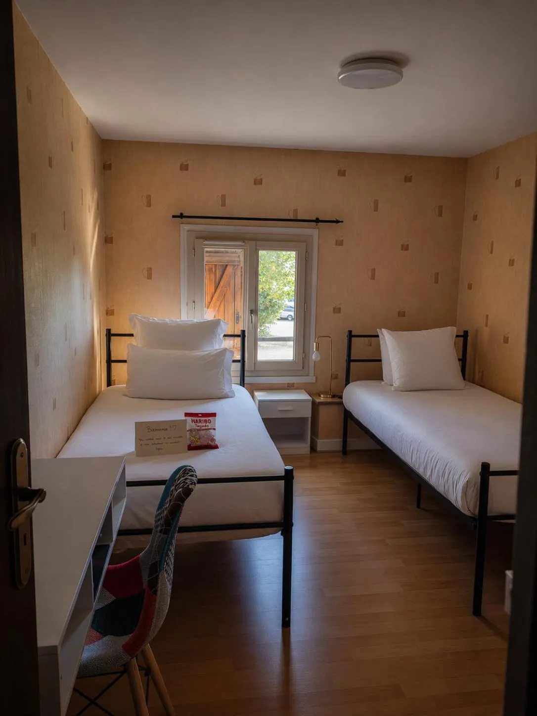 Bed in Logis Hotel restaurant de la Poste