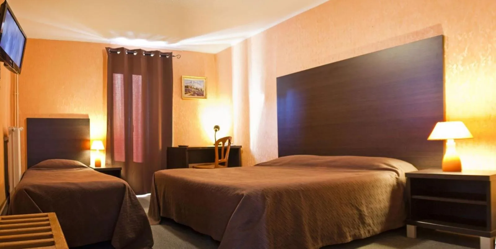 Bed in Logis Hotel restaurant de la Poste