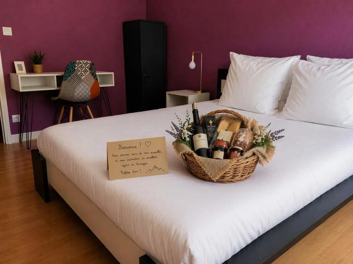 Bed in Logis Hotel restaurant de la Poste