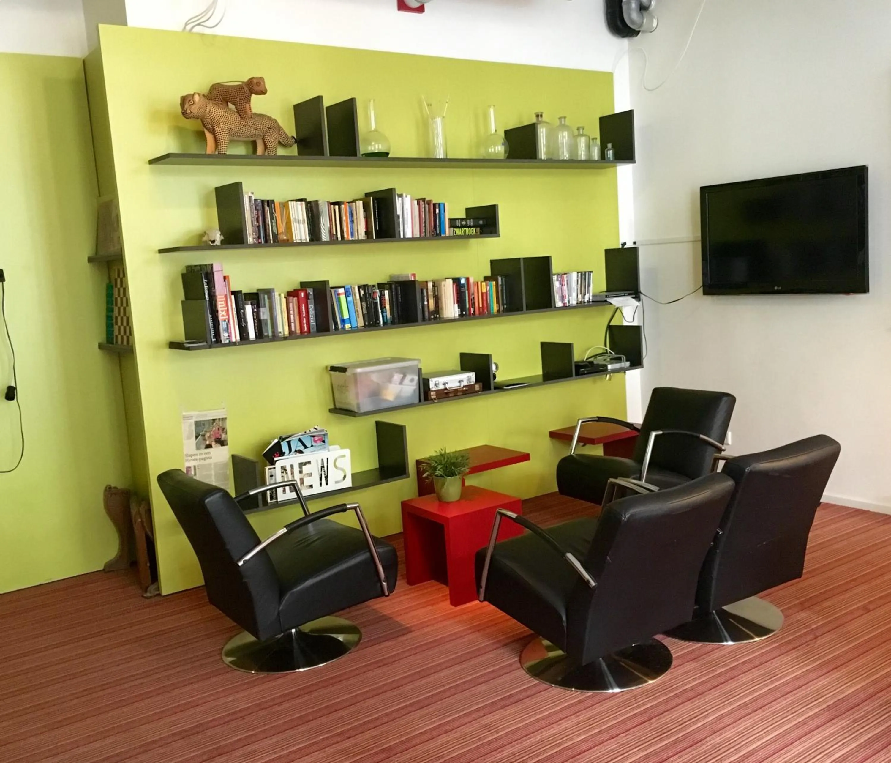 Communal lounge/ TV room in LABnul50 self check-in hotel Groningen