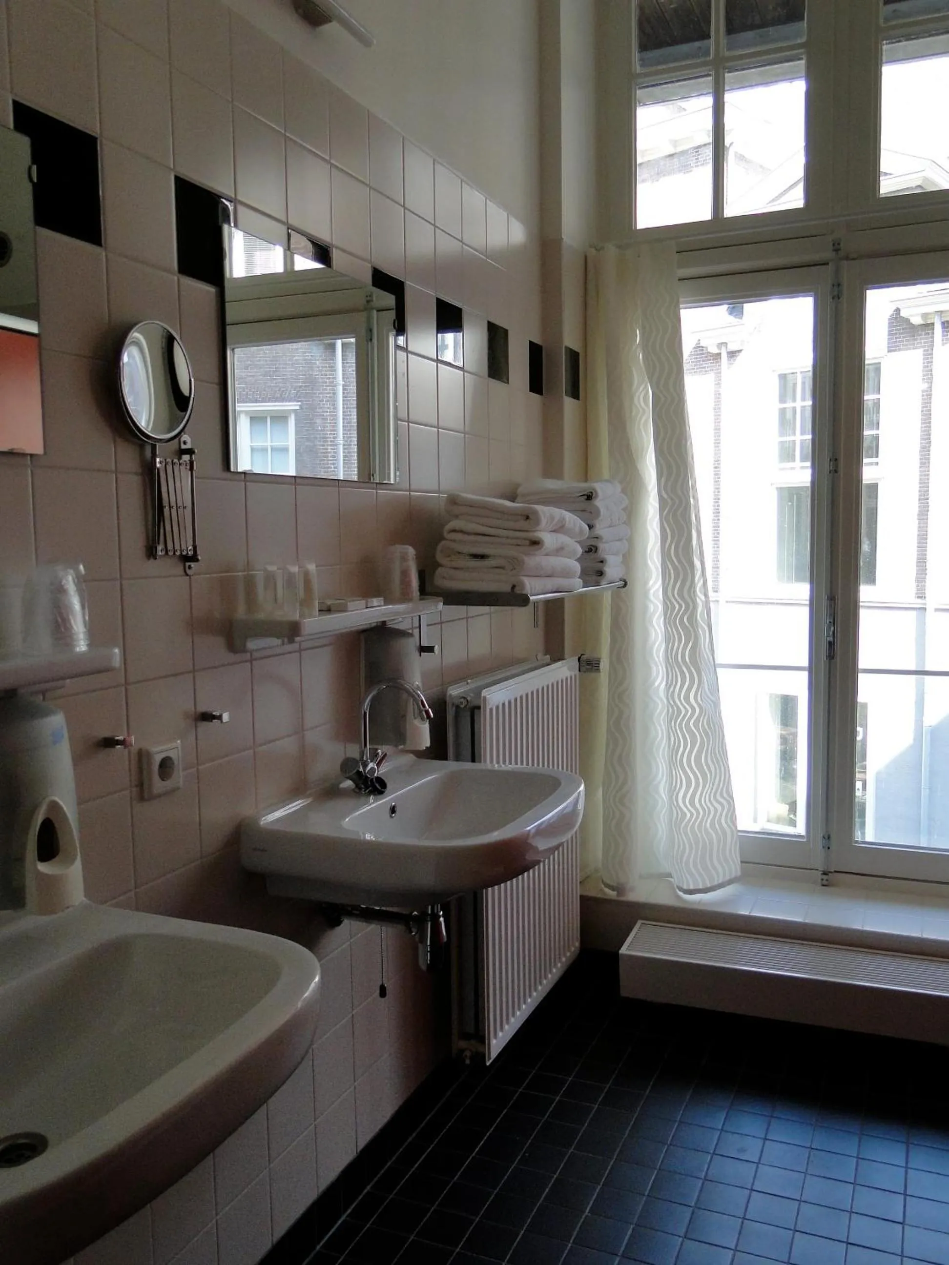 Bathroom in LABnul50 self check-in hotel Groningen