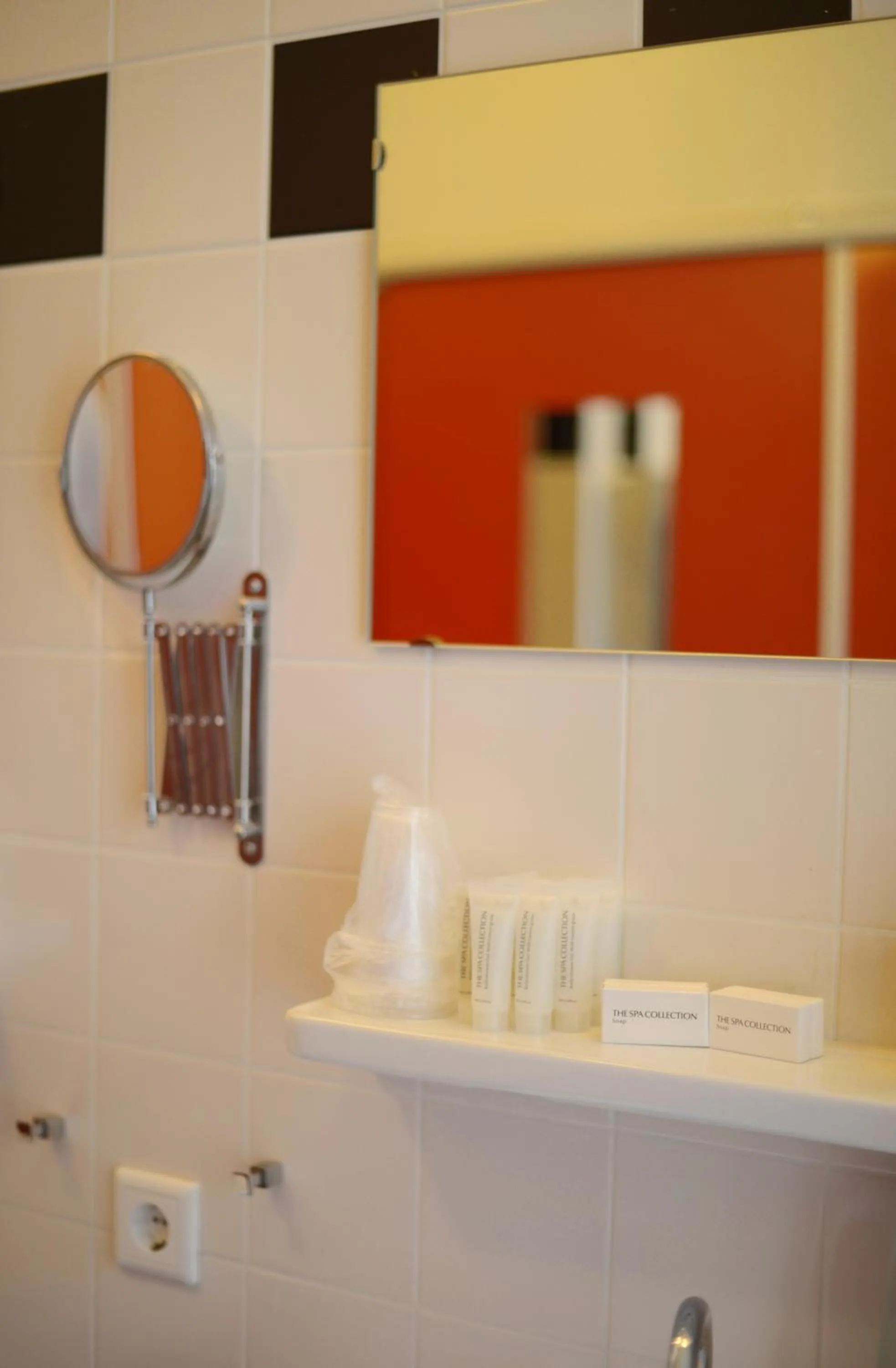 Bathroom in LABnul50 self check-in hotel Groningen