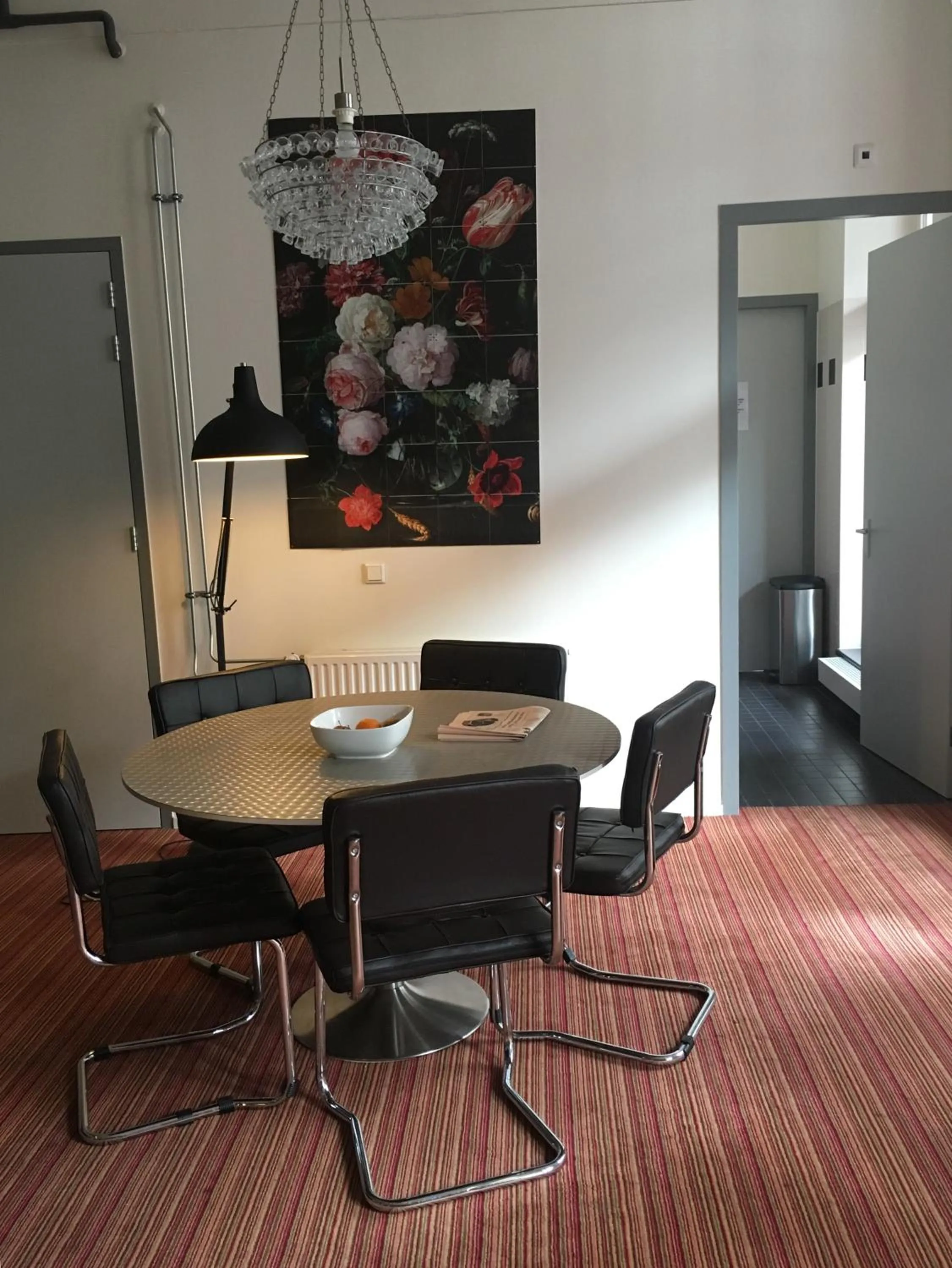 Communal lounge/ TV room in LABnul50 self check-in hotel Groningen