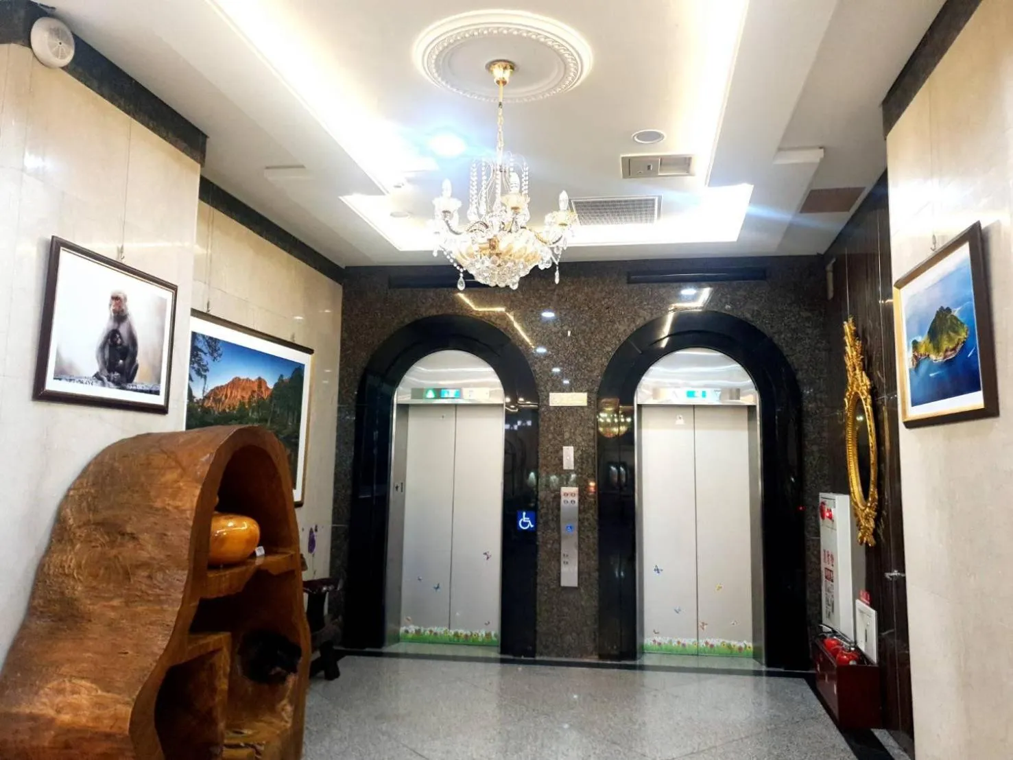 elevator in Chuan Fu Hotel