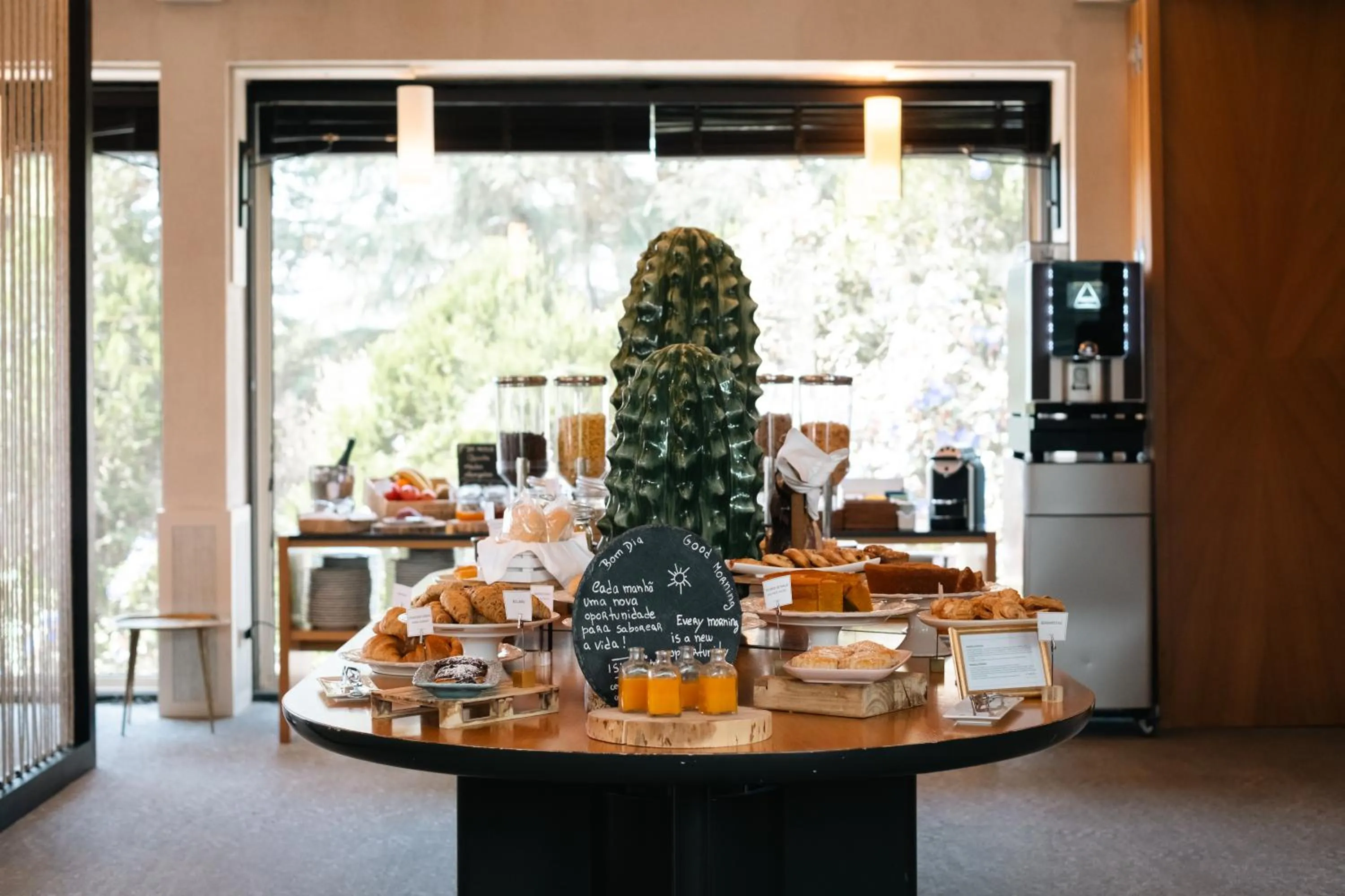 Food in Cidnay - Hotel & Executive Center