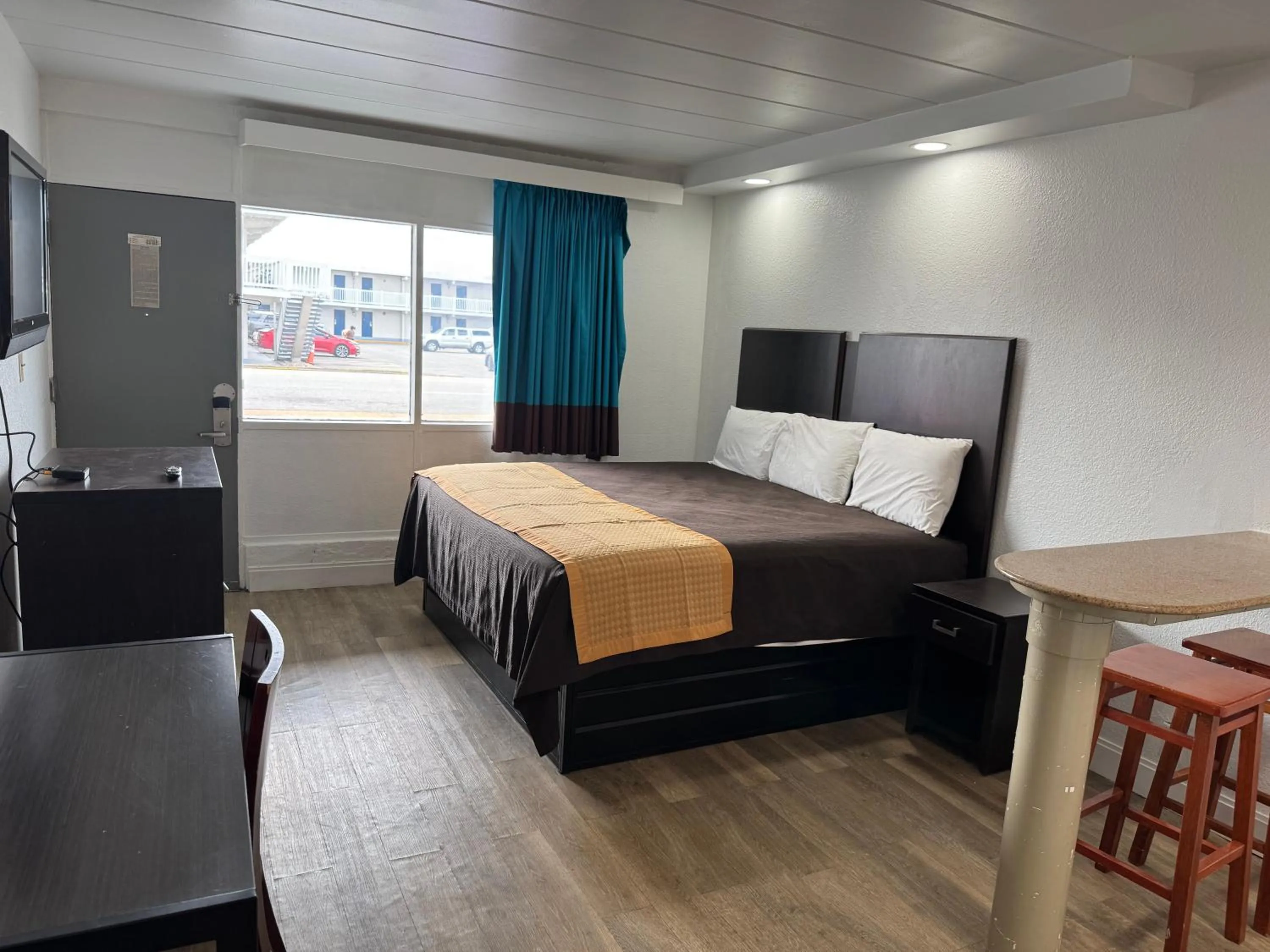 Photo of the whole room, Bed in Belmont Inn & Suites Virginia Beach