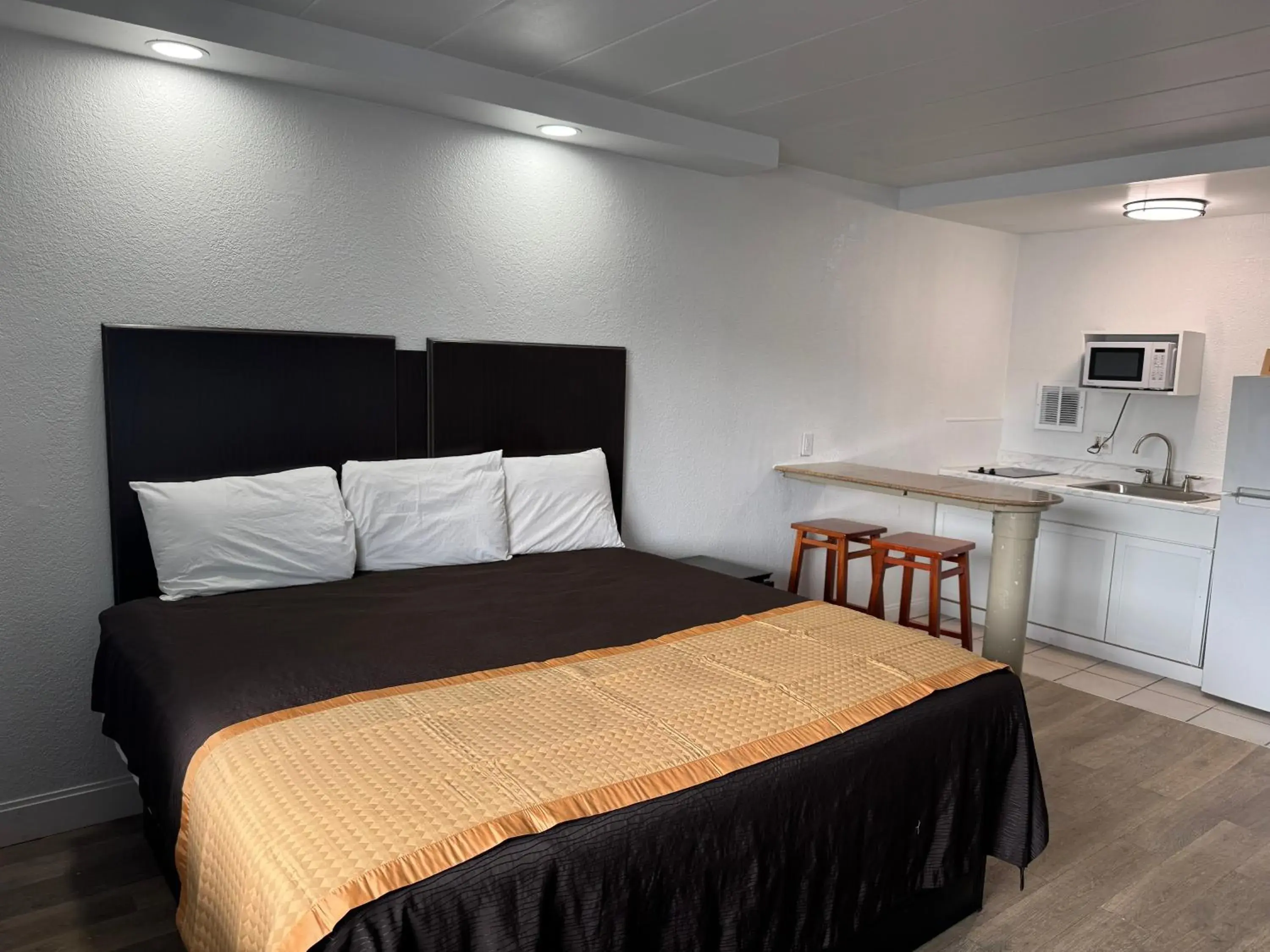 King Room in Belmont Inn & Suites Virginia Beach King Room in Belmont Inn & Suites Virginia Beach