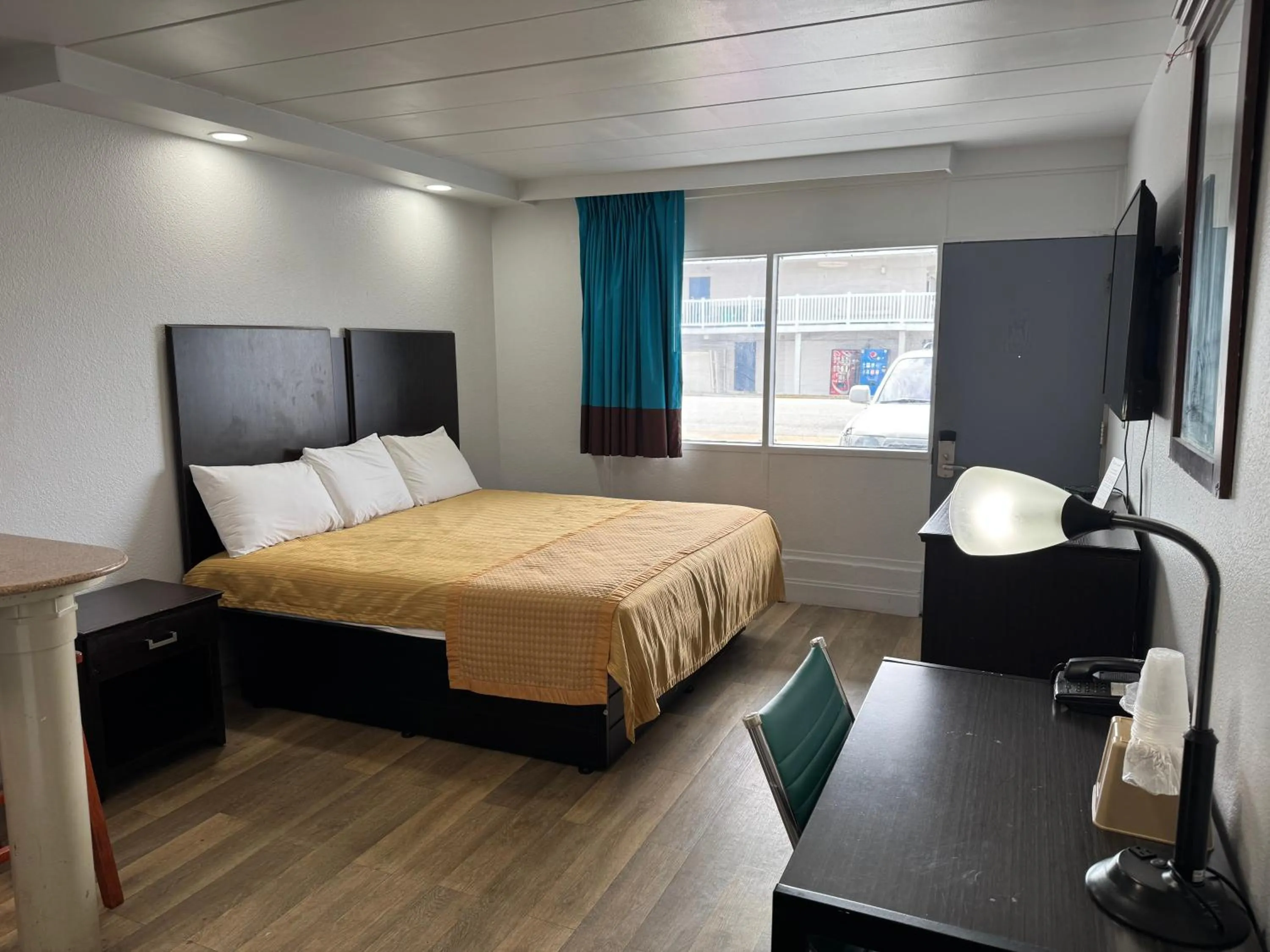 Bed in Belmont Inn & Suites Virginia Beach