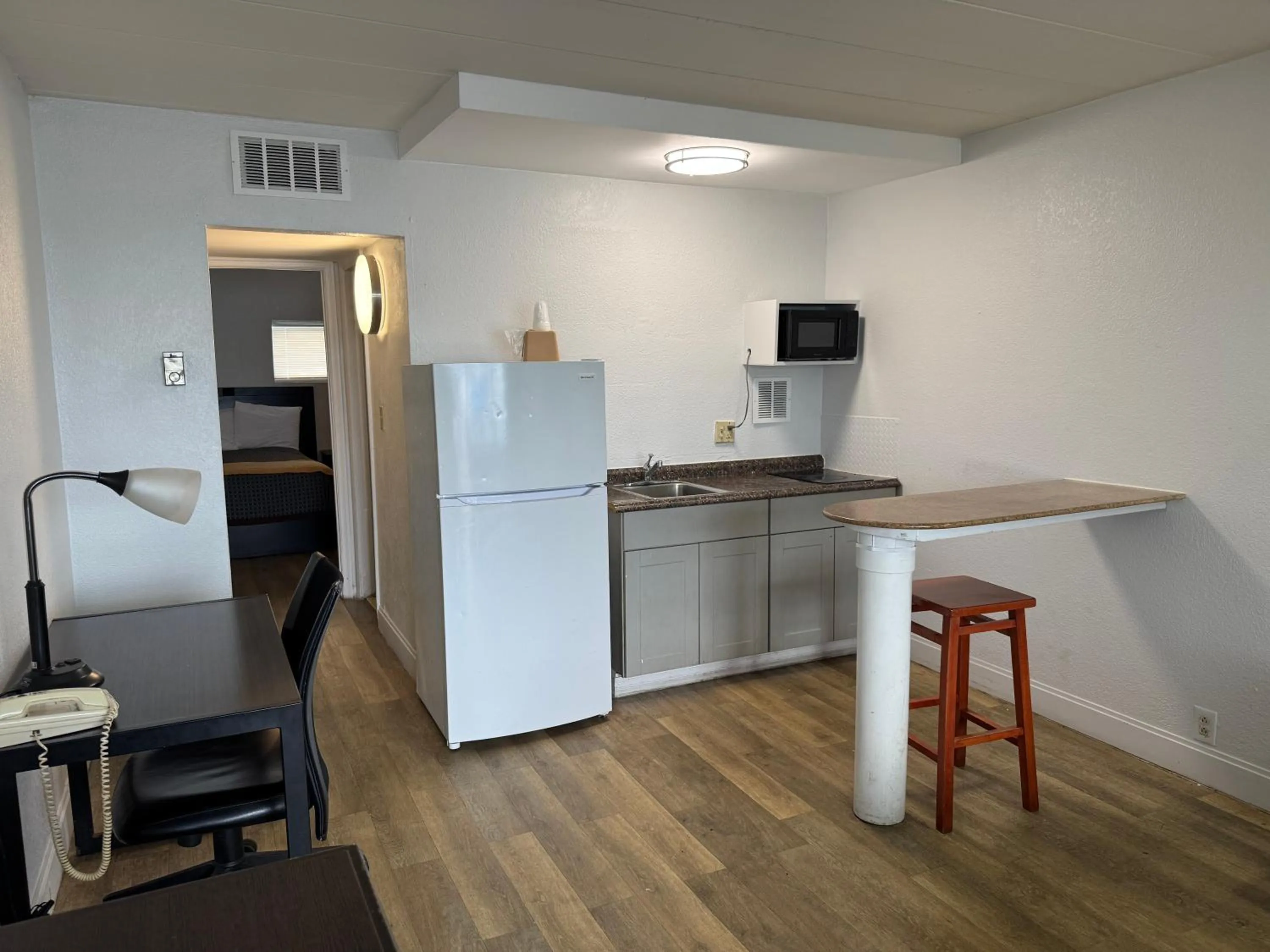 Kitchen or kitchenette in Belmont Inn & Suites Virginia Beach