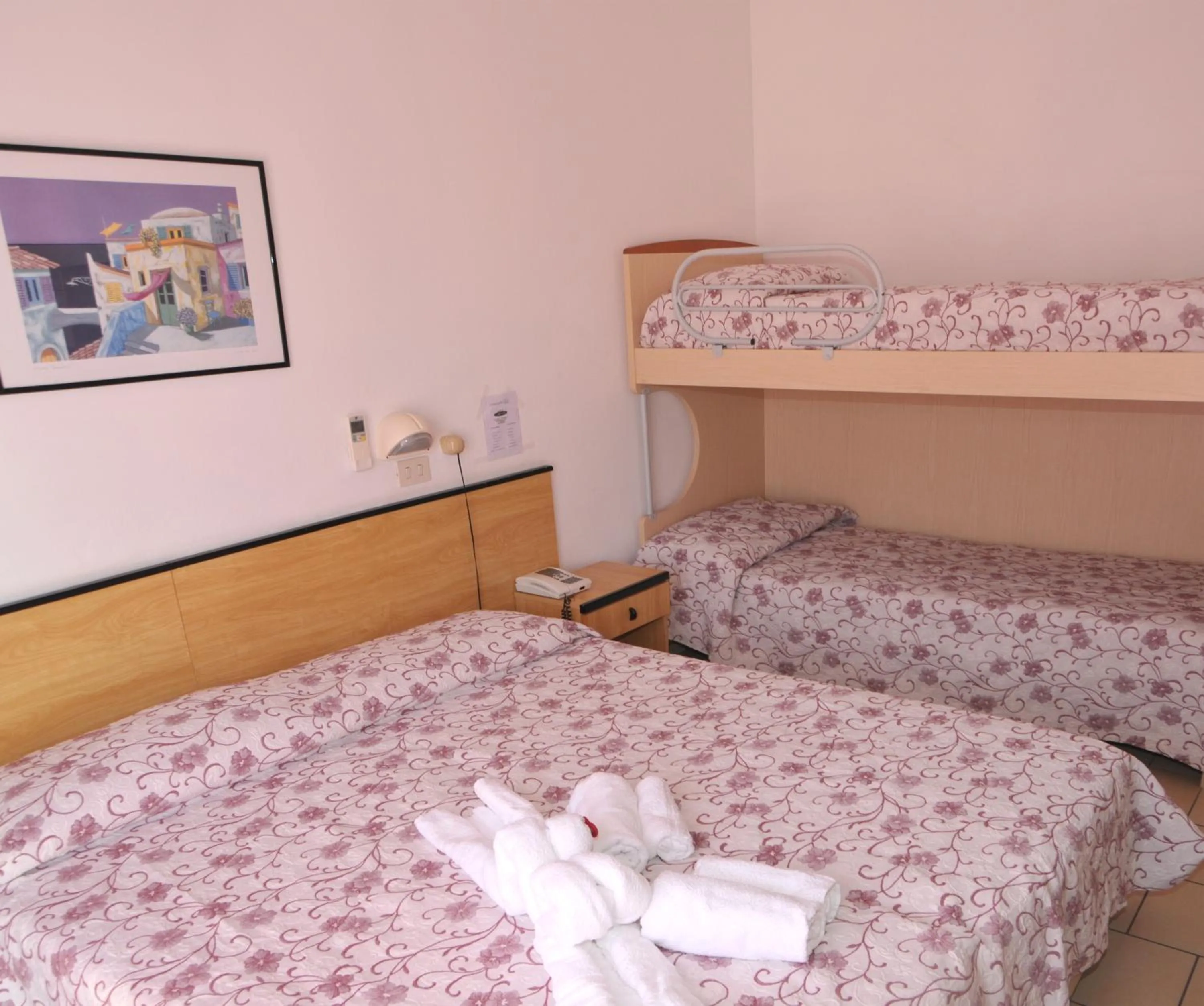 bunk bed, Bed in Hotel Levante