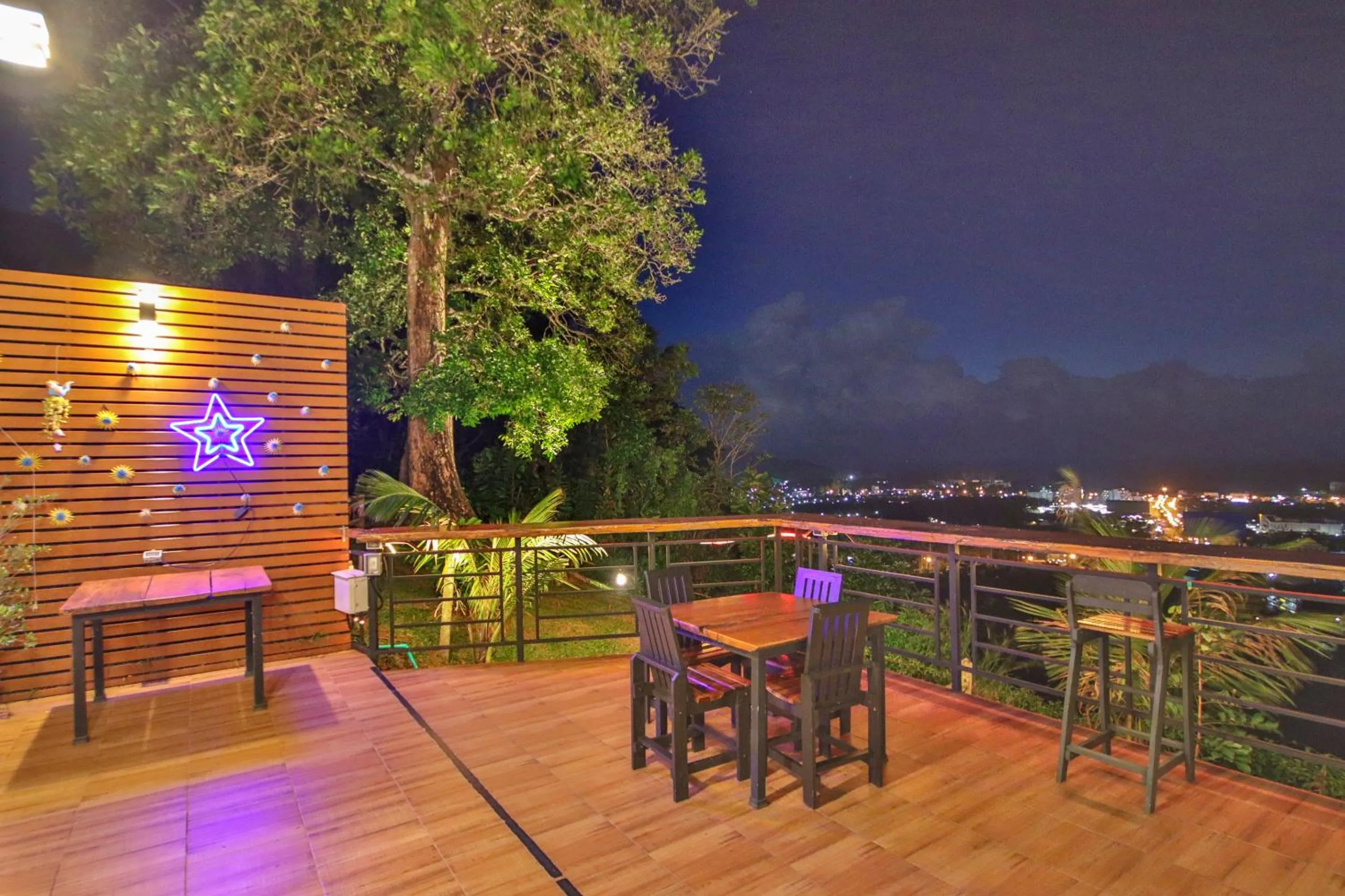 Restaurant/places to eat in Happy Mountain Airport Resort