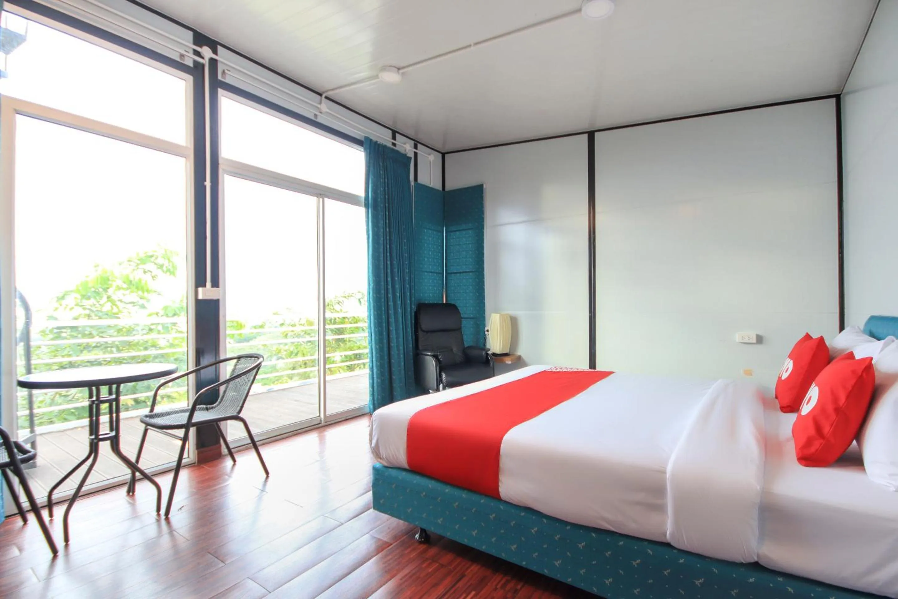 Living room, Bed in Happy Mountain Airport Resort