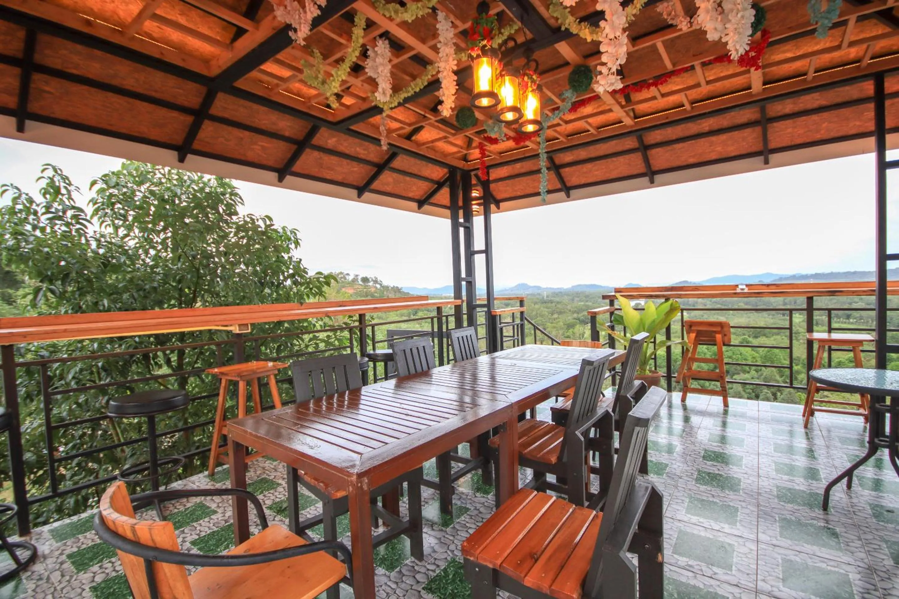 Restaurant/places to eat in Happy Mountain Airport Resort