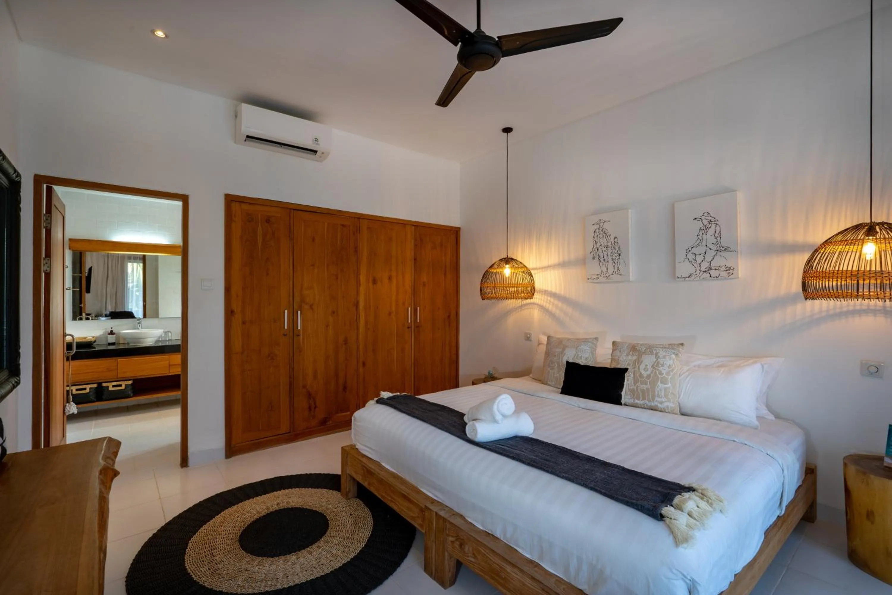 Bed in Ohana's Beachfront Resort & Beach Club