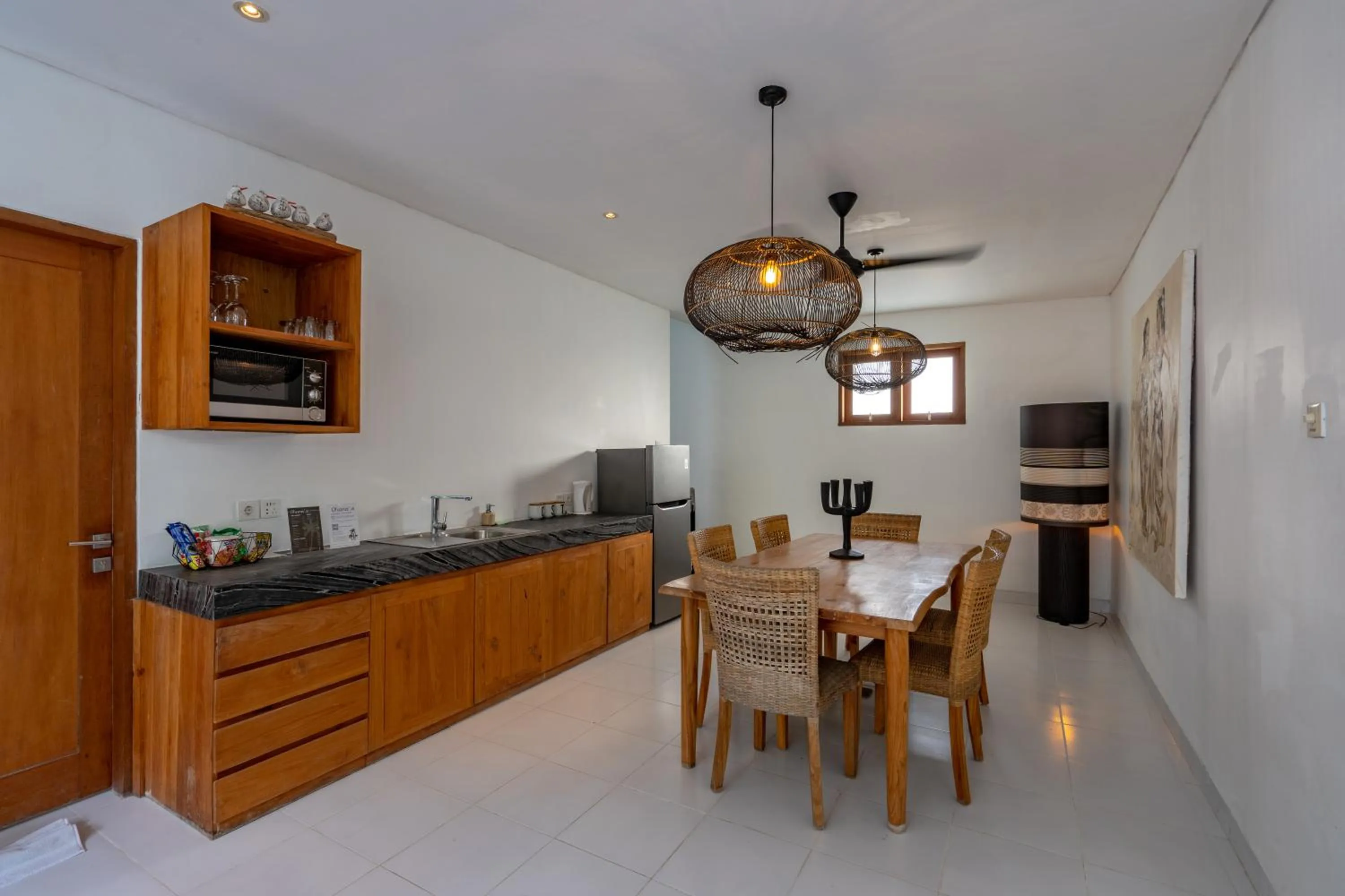 Dining area in Ohana's Beachfront Resort & Beach Club