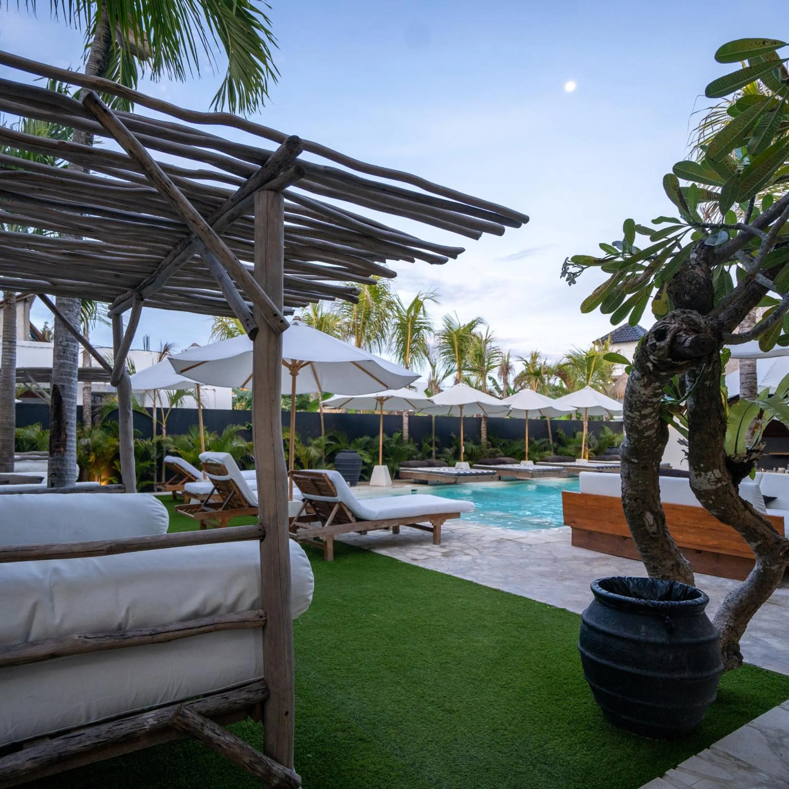 Ohana's Beachfront Resort & Beach Club