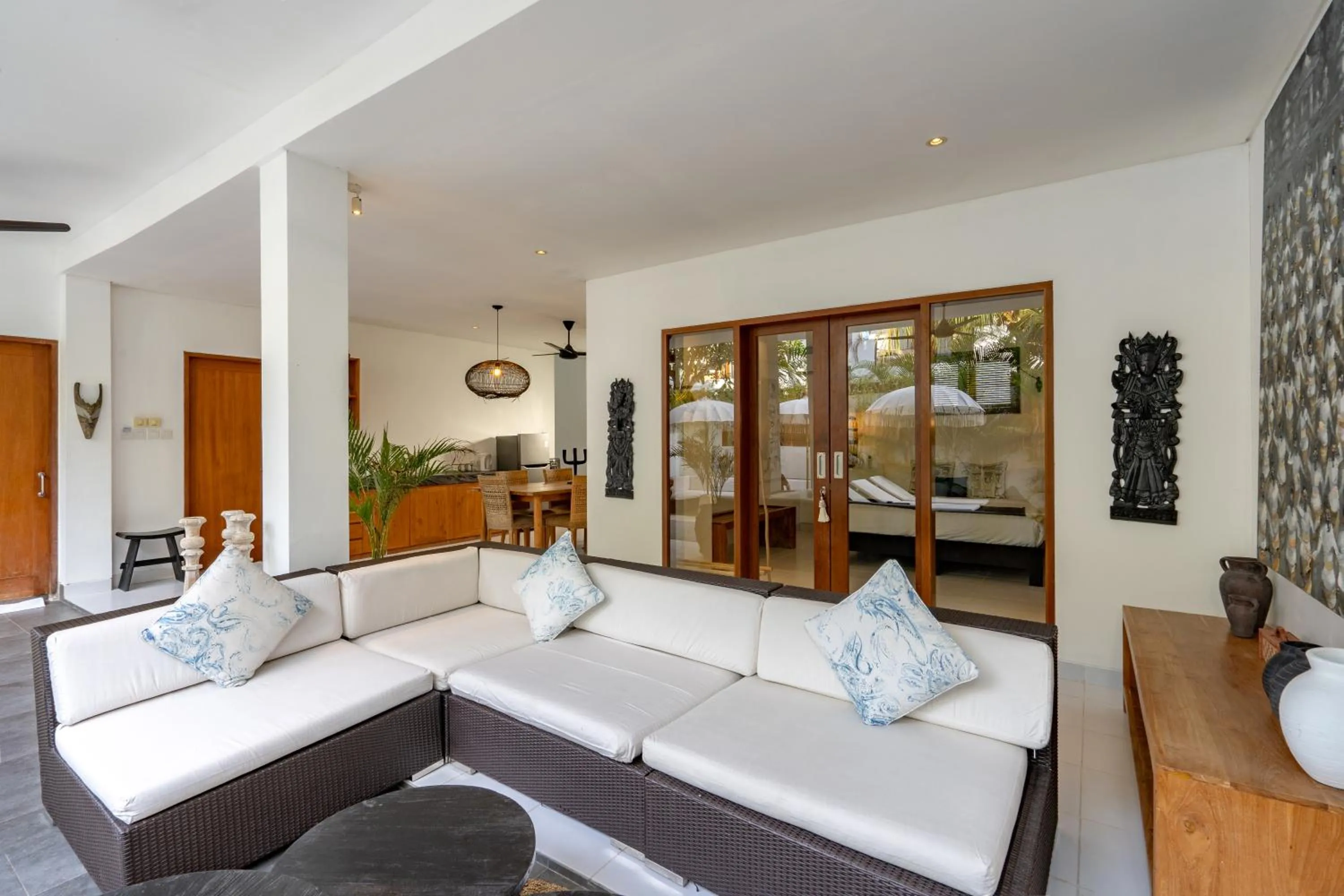 Seating area, Bed in Ohana's Beachfront Resort & Beach Club