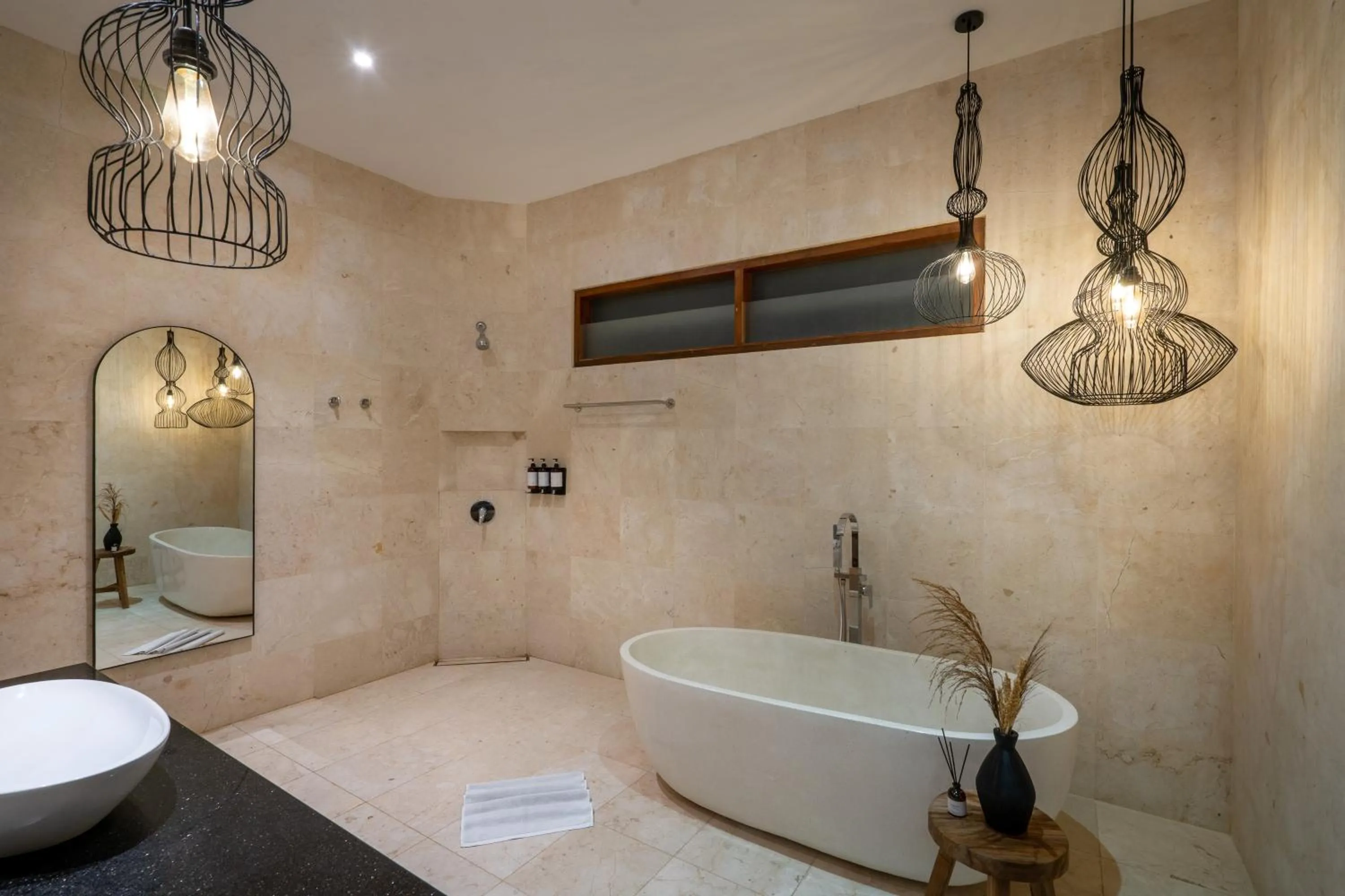 Shower in Ohana's Beachfront Resort & Beach Club