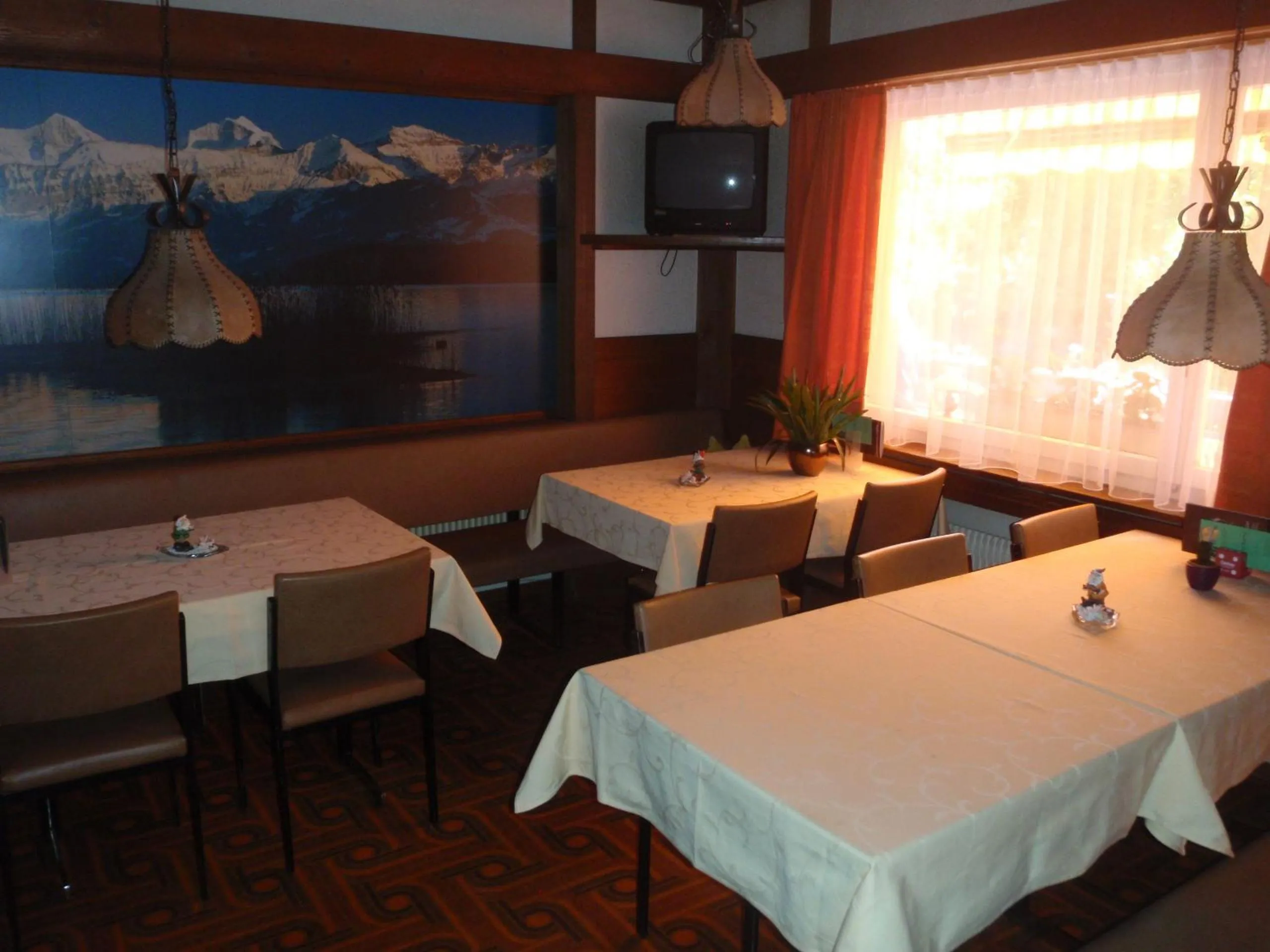Restaurant/places to eat in Hotel Milan B&B