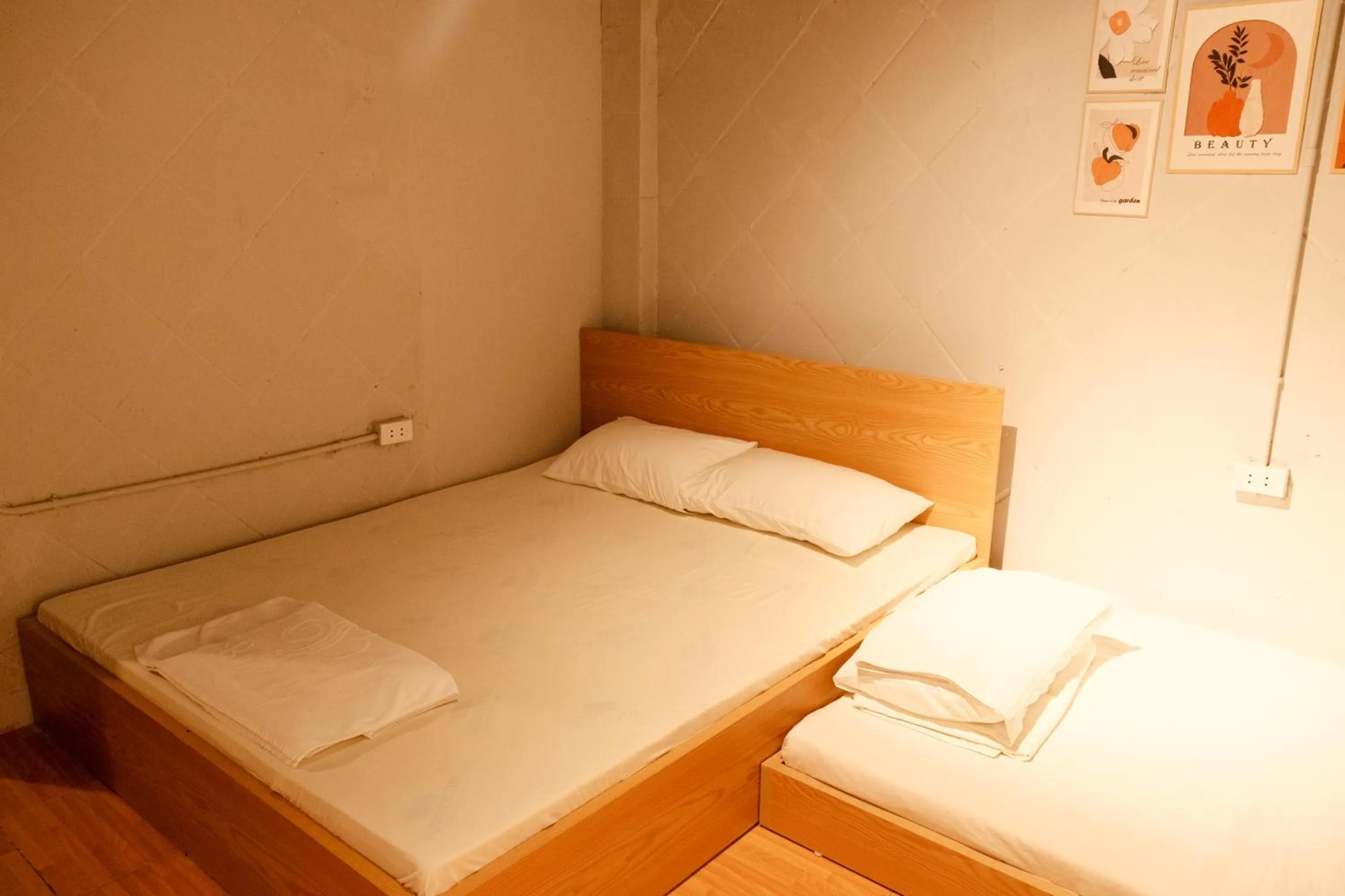 Bed in Ubuntu Hostel and Tour