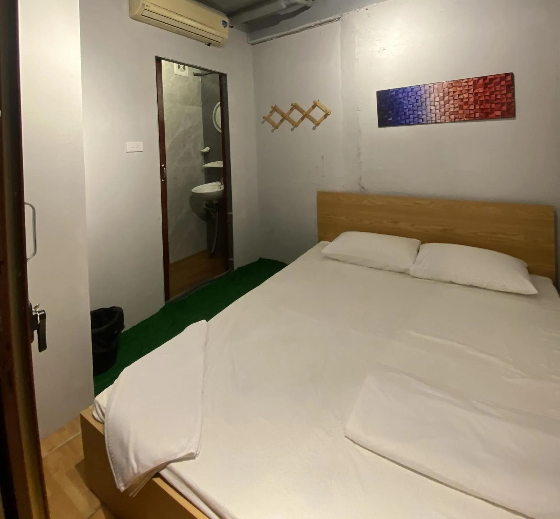 Bed in Ubuntu Hostel and Tour