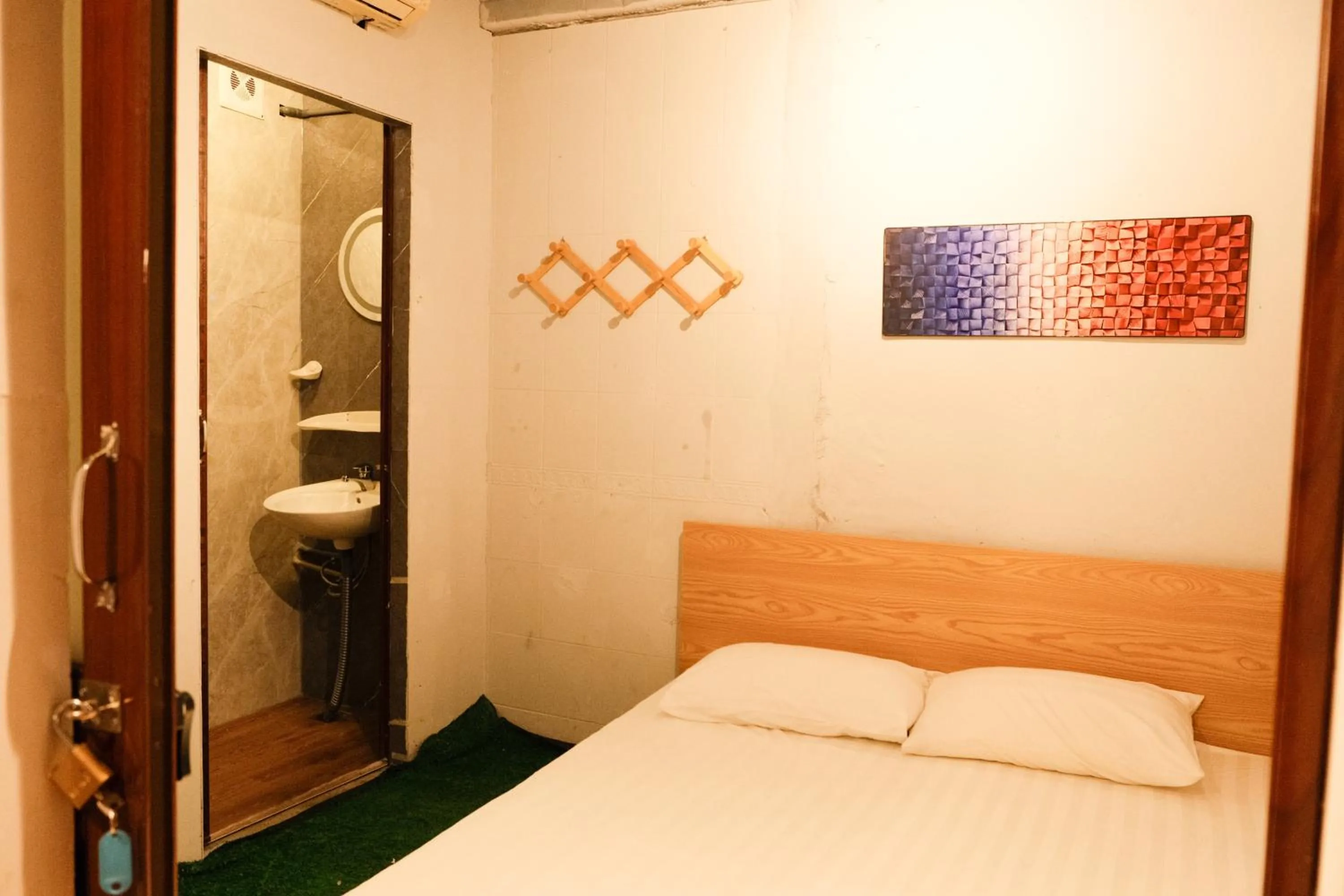 Bed in Ubuntu Hostel and Tour