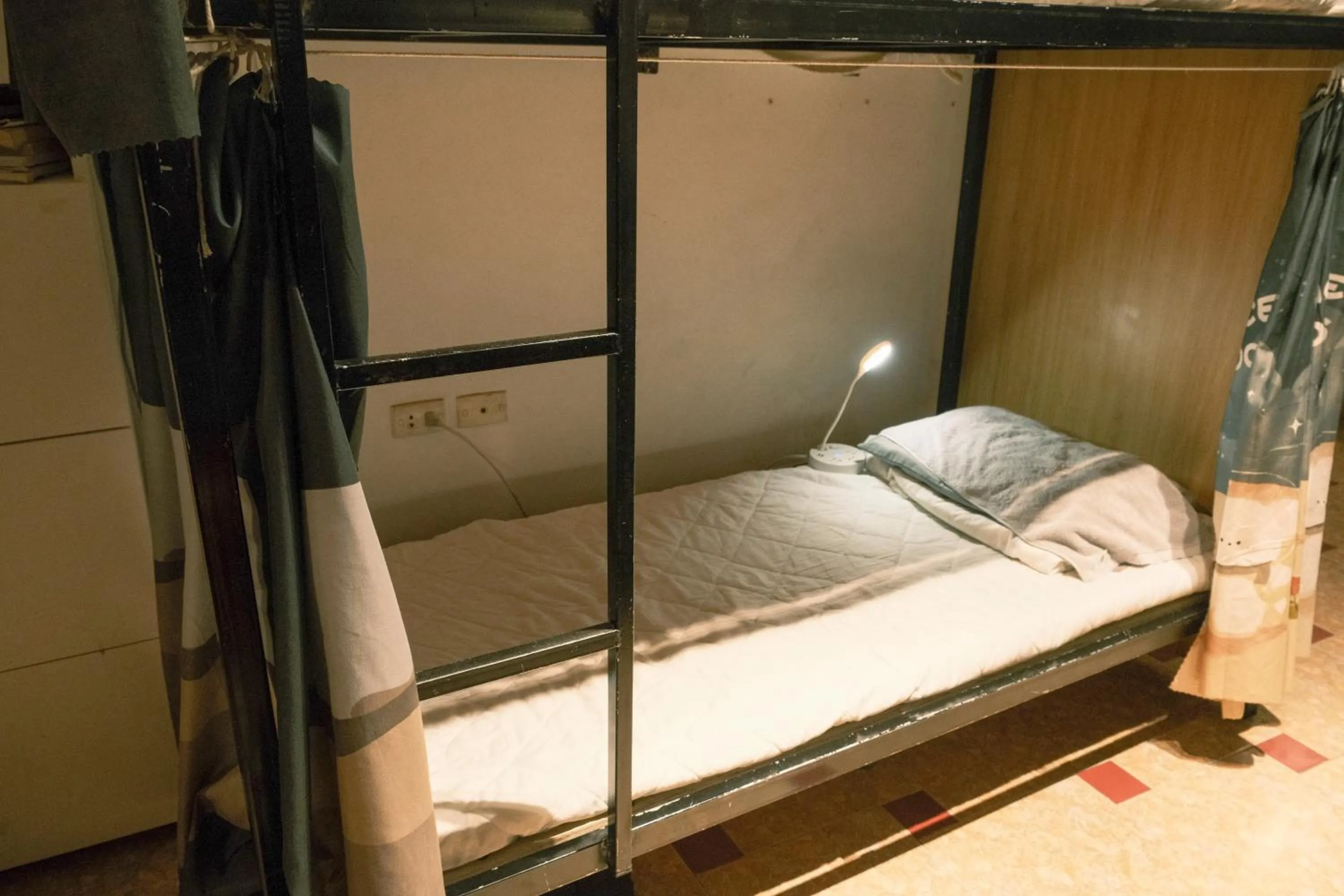 Bed in Ubuntu Hostel and Tour
