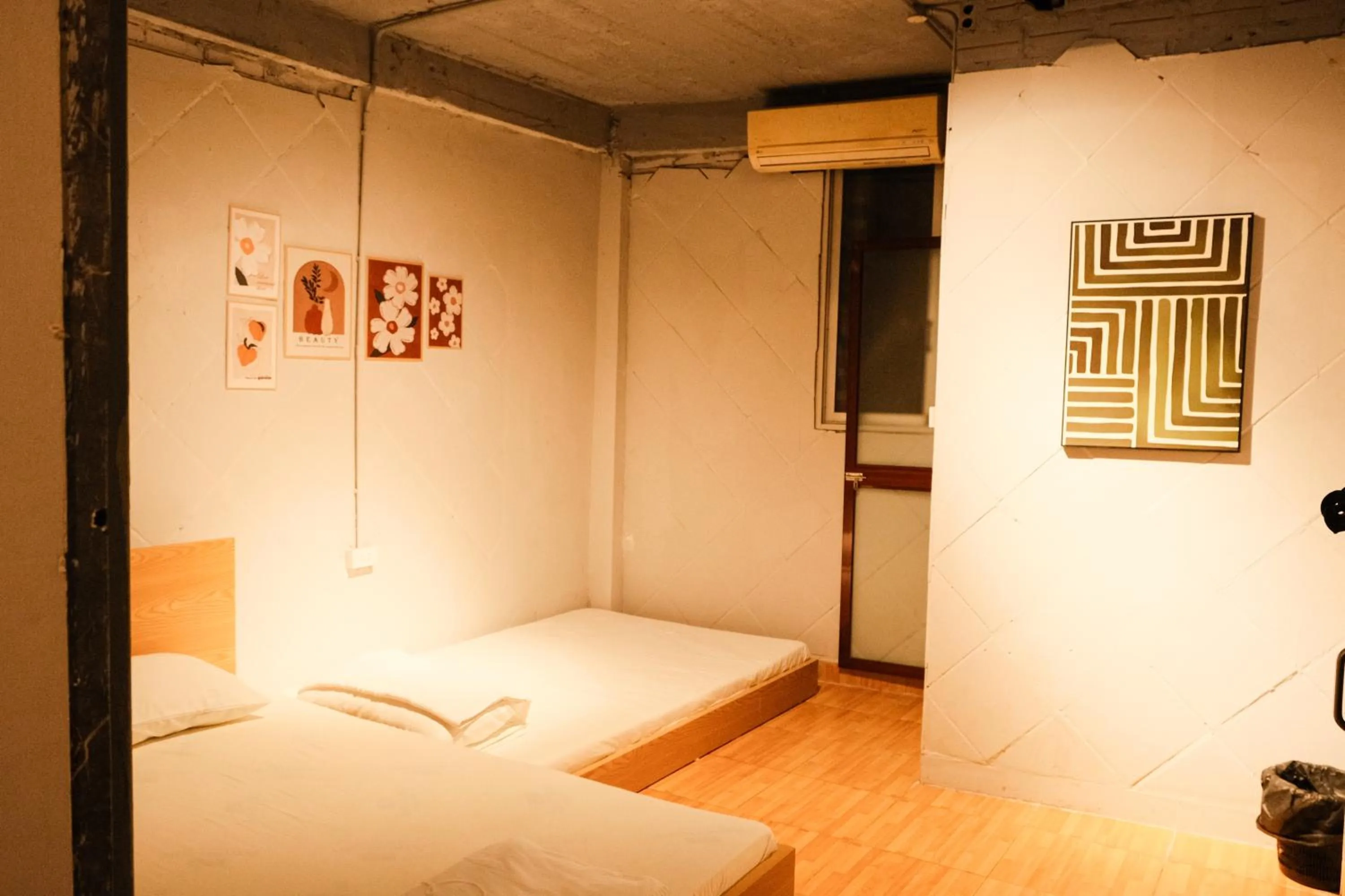 Bed in Ubuntu Hostel and Tour