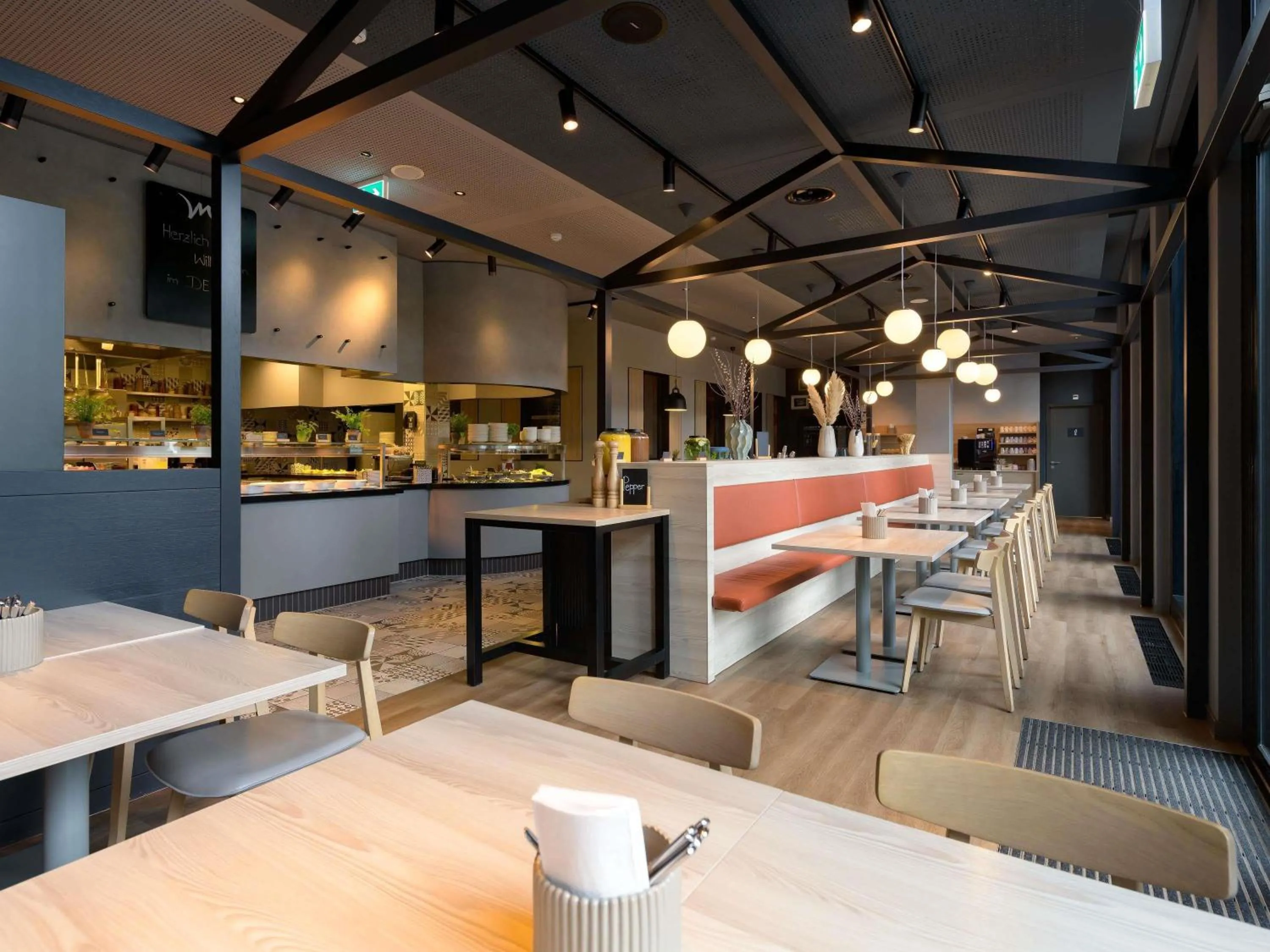 Restaurant/places to eat in Mercure Zürich City