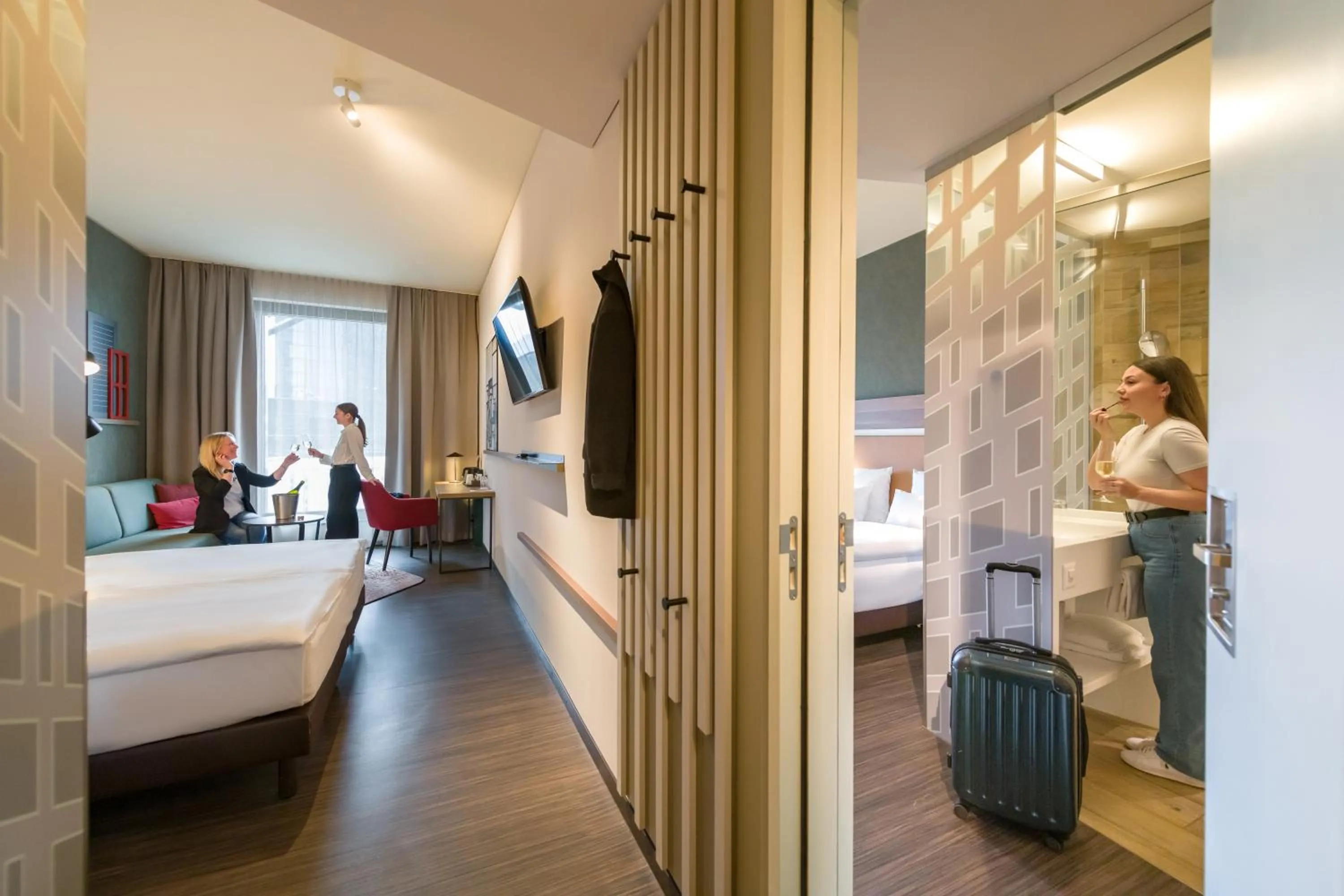 Photo of the whole room, Bed in Mercure Zürich City