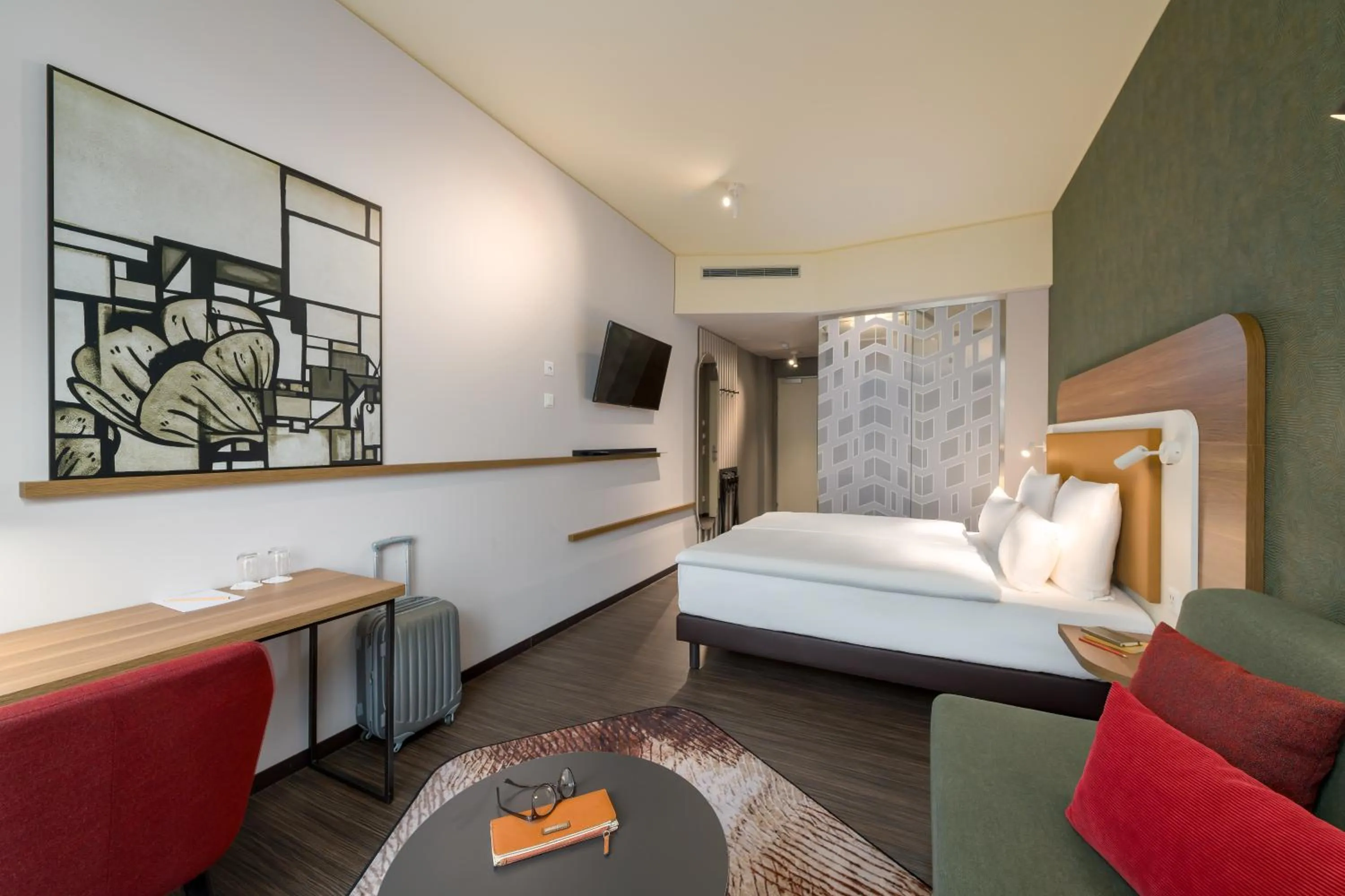 Photo of the whole room, Bed in Mercure Zürich City