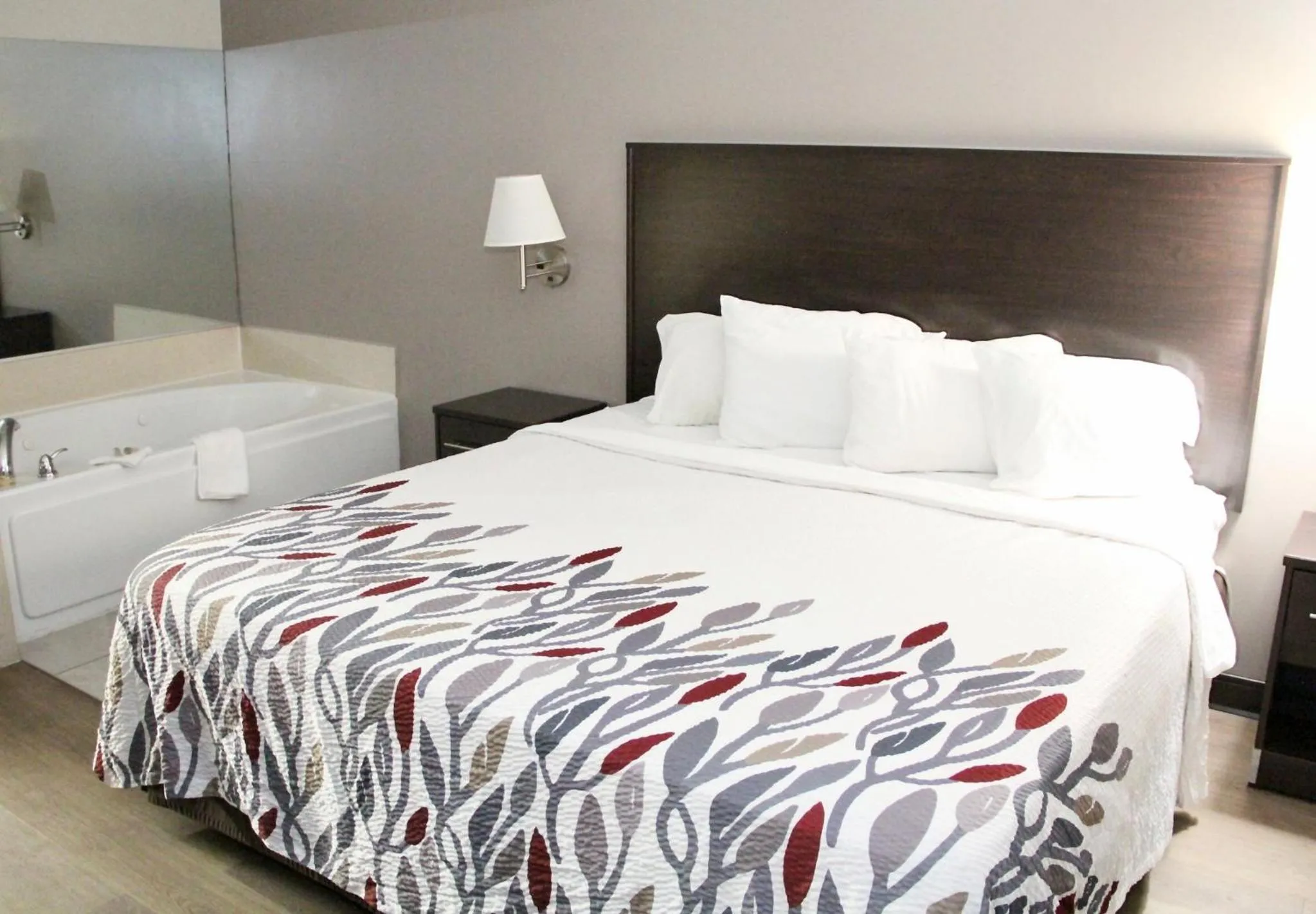 Bedroom, Bed in Red Roof Inn & Suites Lake Orion / Auburn Hills