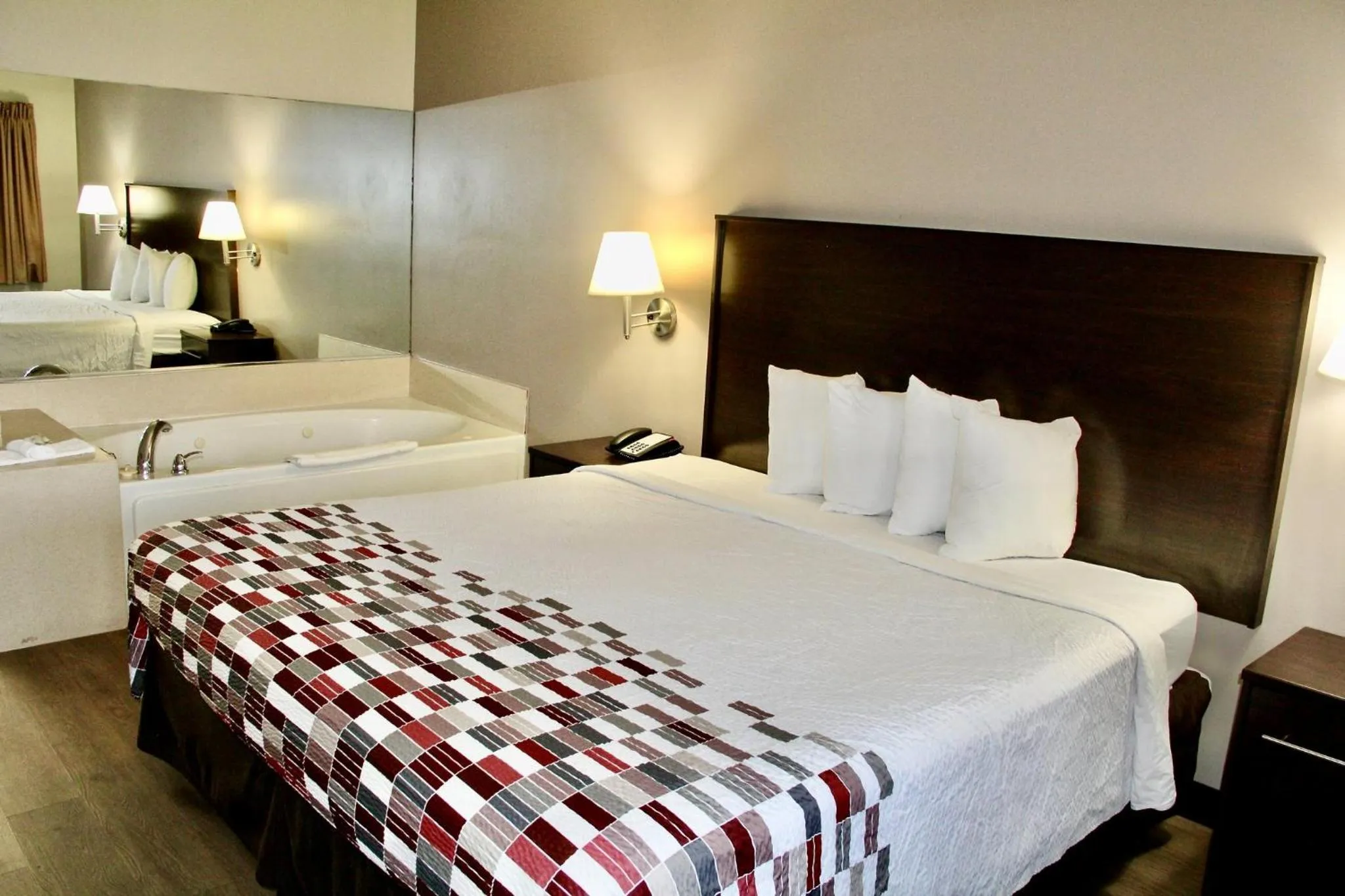 Bedroom, Bed in Red Roof Inn & Suites Lake Orion / Auburn Hills