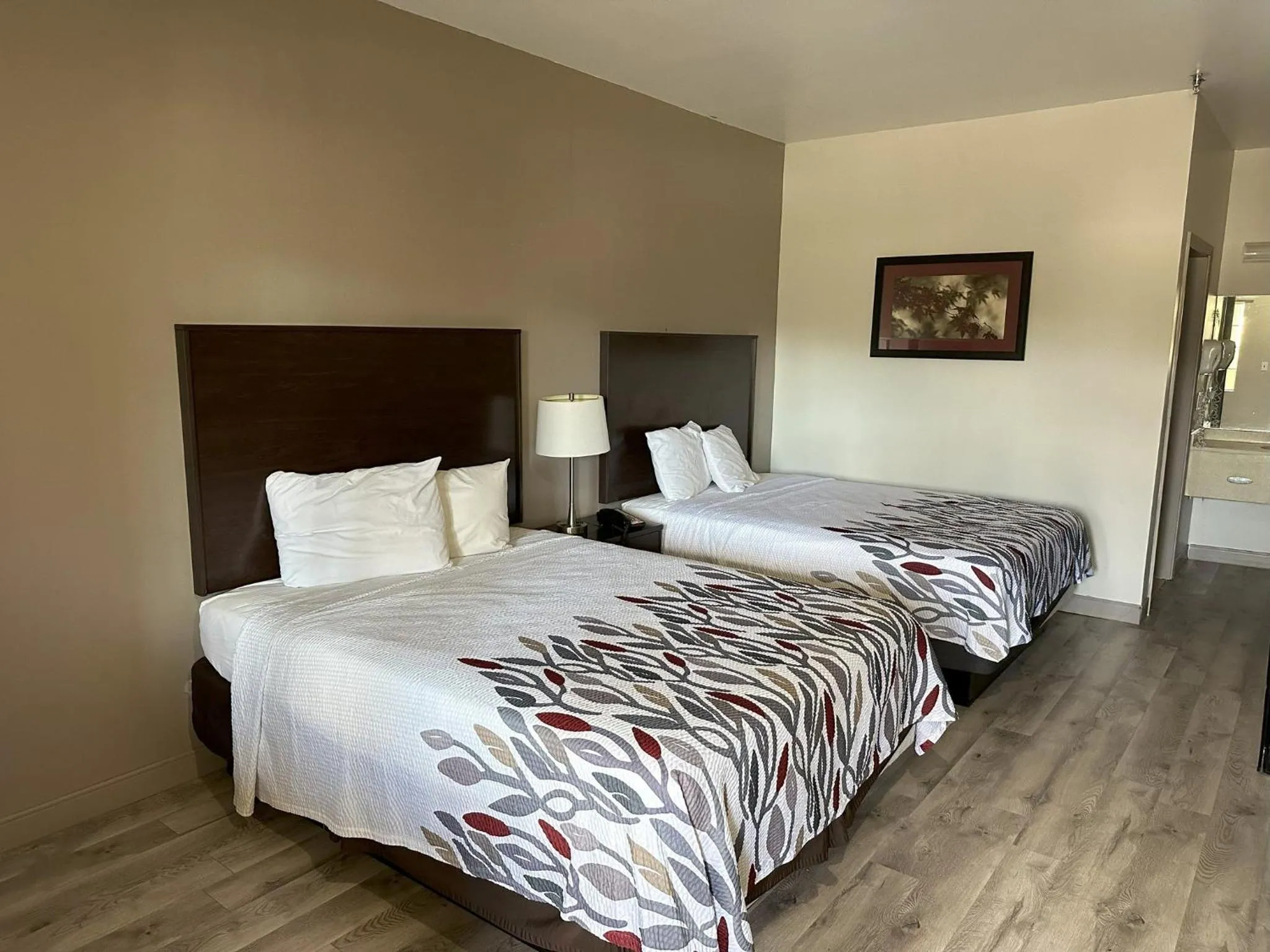 Photo of the whole room, Bed in Red Roof Inn & Suites Lake Orion / Auburn Hills