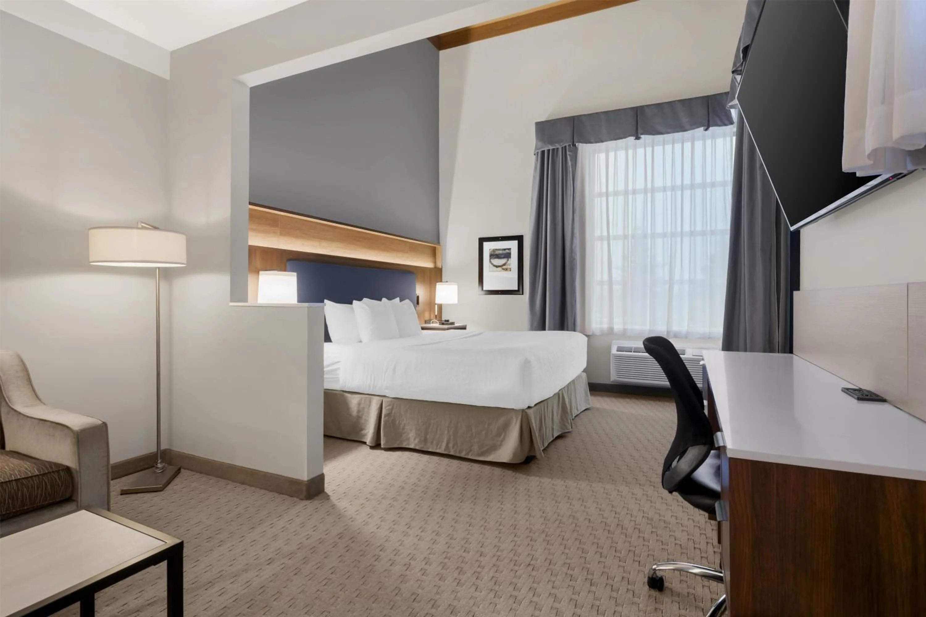 Photo of the whole room, Bed in Best Western Plus Revelstoke