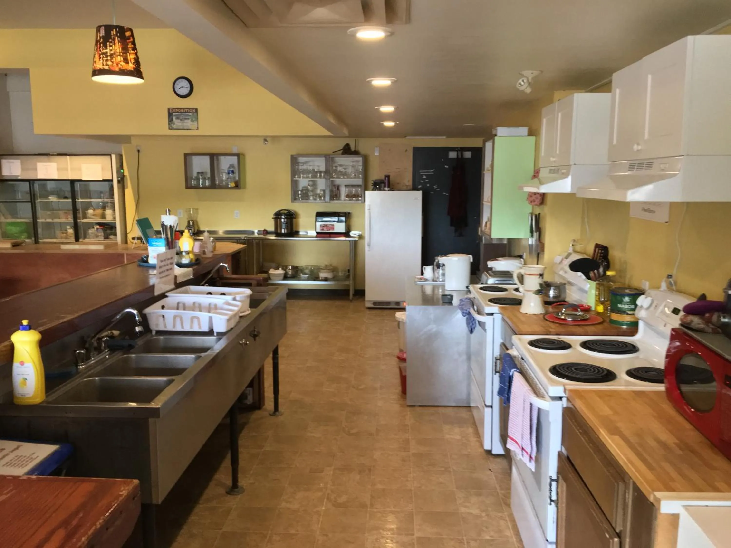 Communal kitchen in Dreamcatcher Hostel