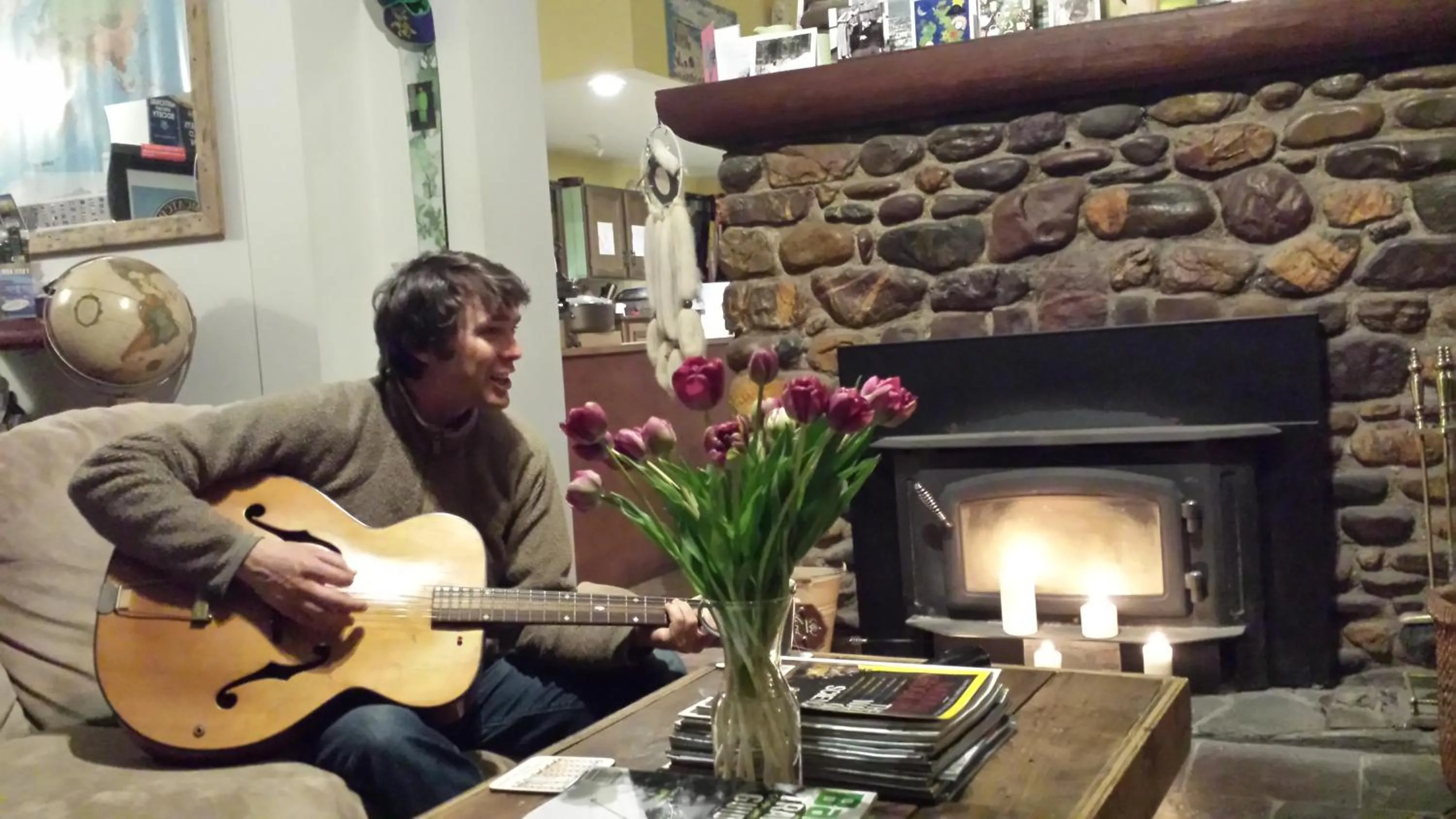 Communal lounge/ TV room in Dreamcatcher Hostel