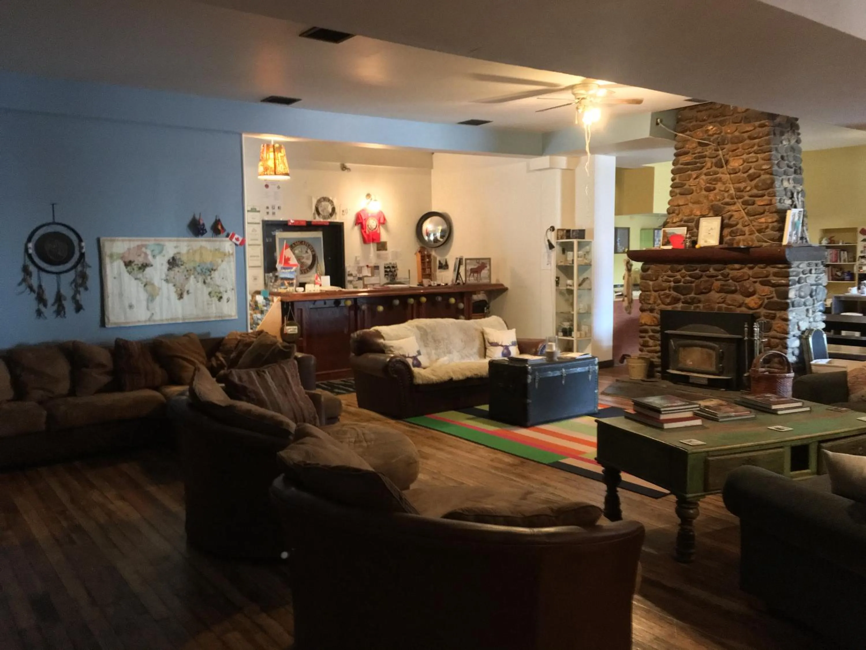 Communal lounge/ TV room in Dreamcatcher Hostel